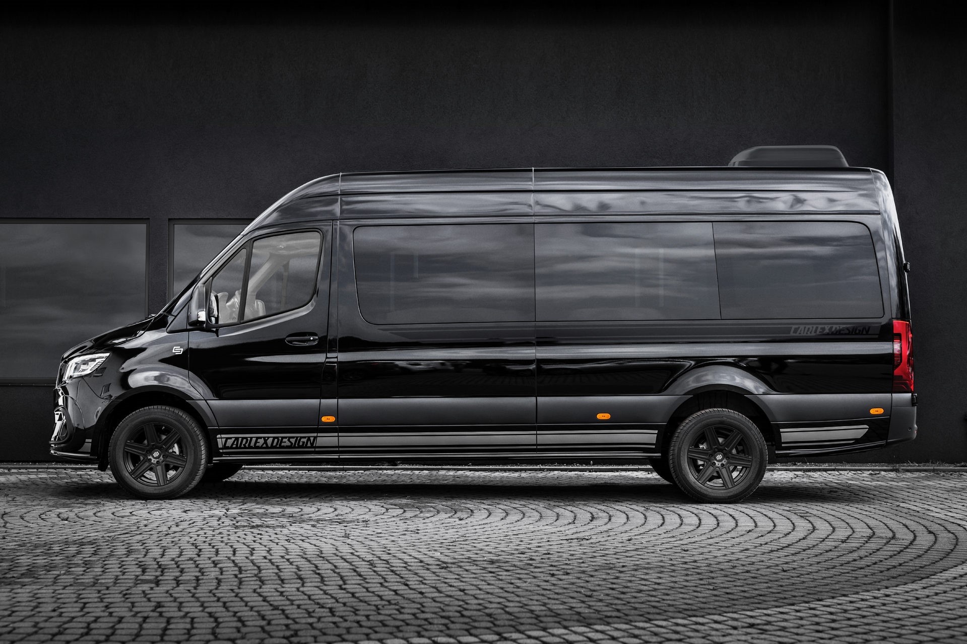 Mercedes-Benz Sprinter phong cach bong dem anh 10