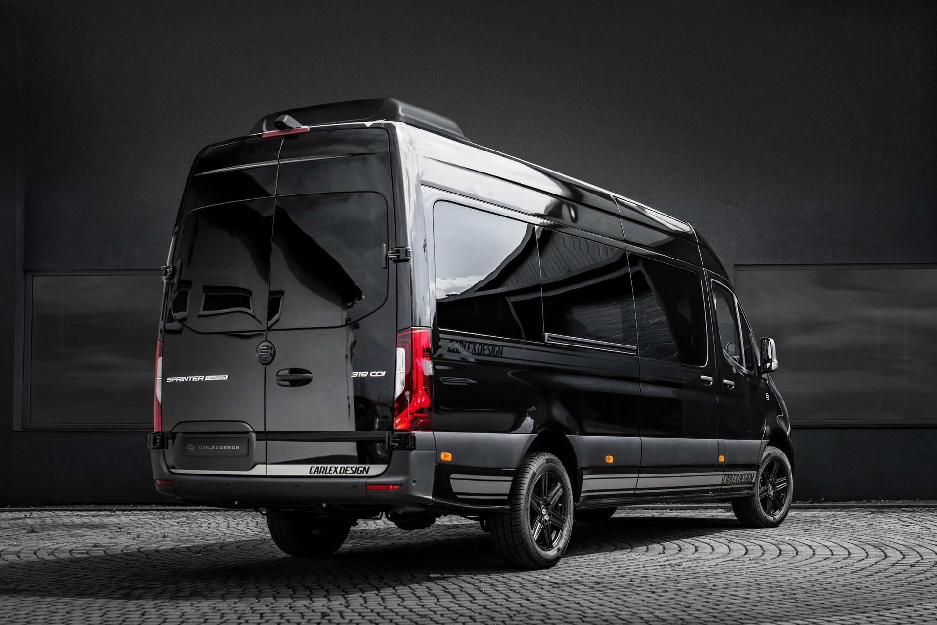 Mercedes-Benz Sprinter phong cach bong dem anh 4