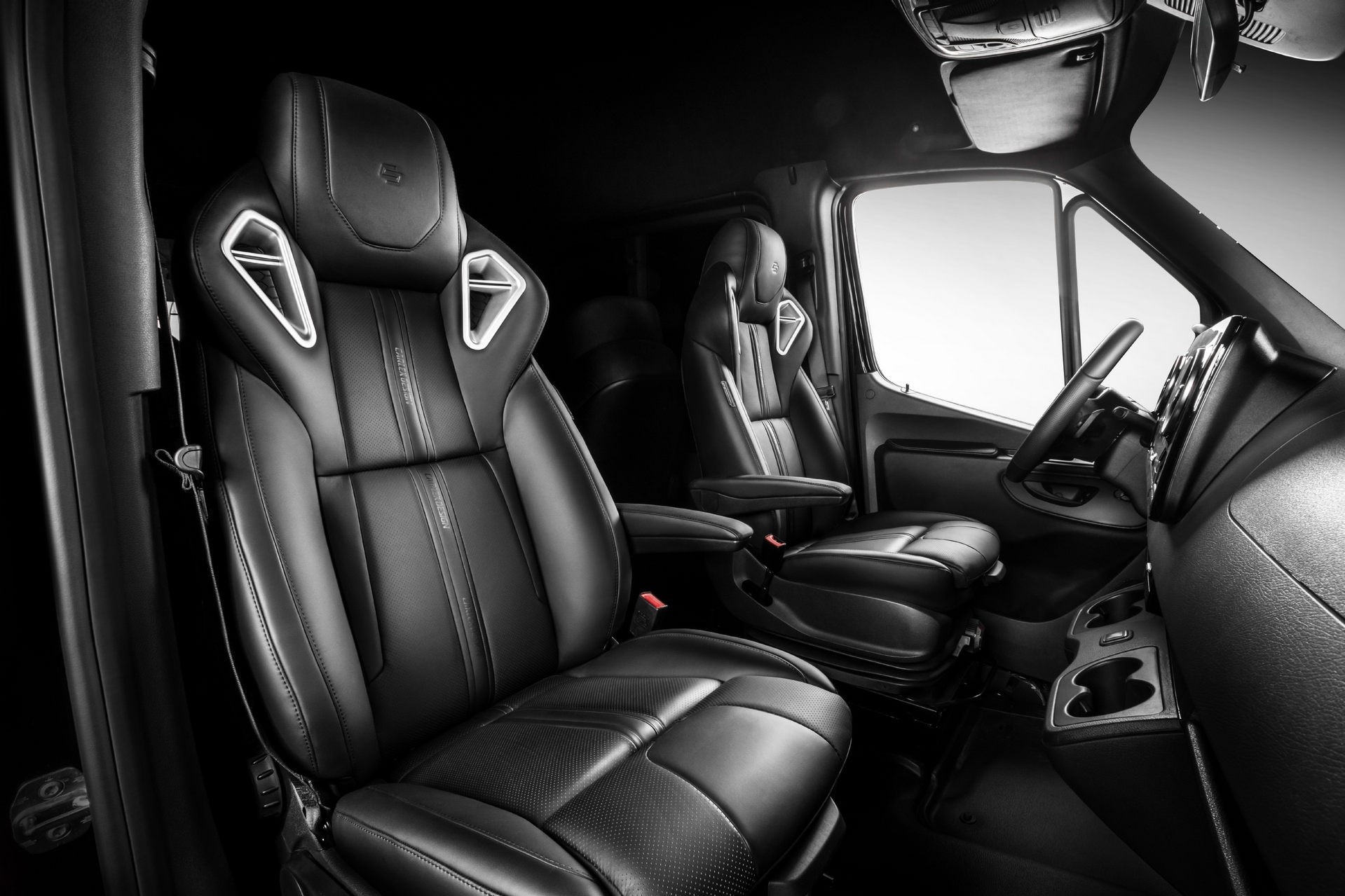 Mercedes-Benz Sprinter phong cach bong dem anh 6