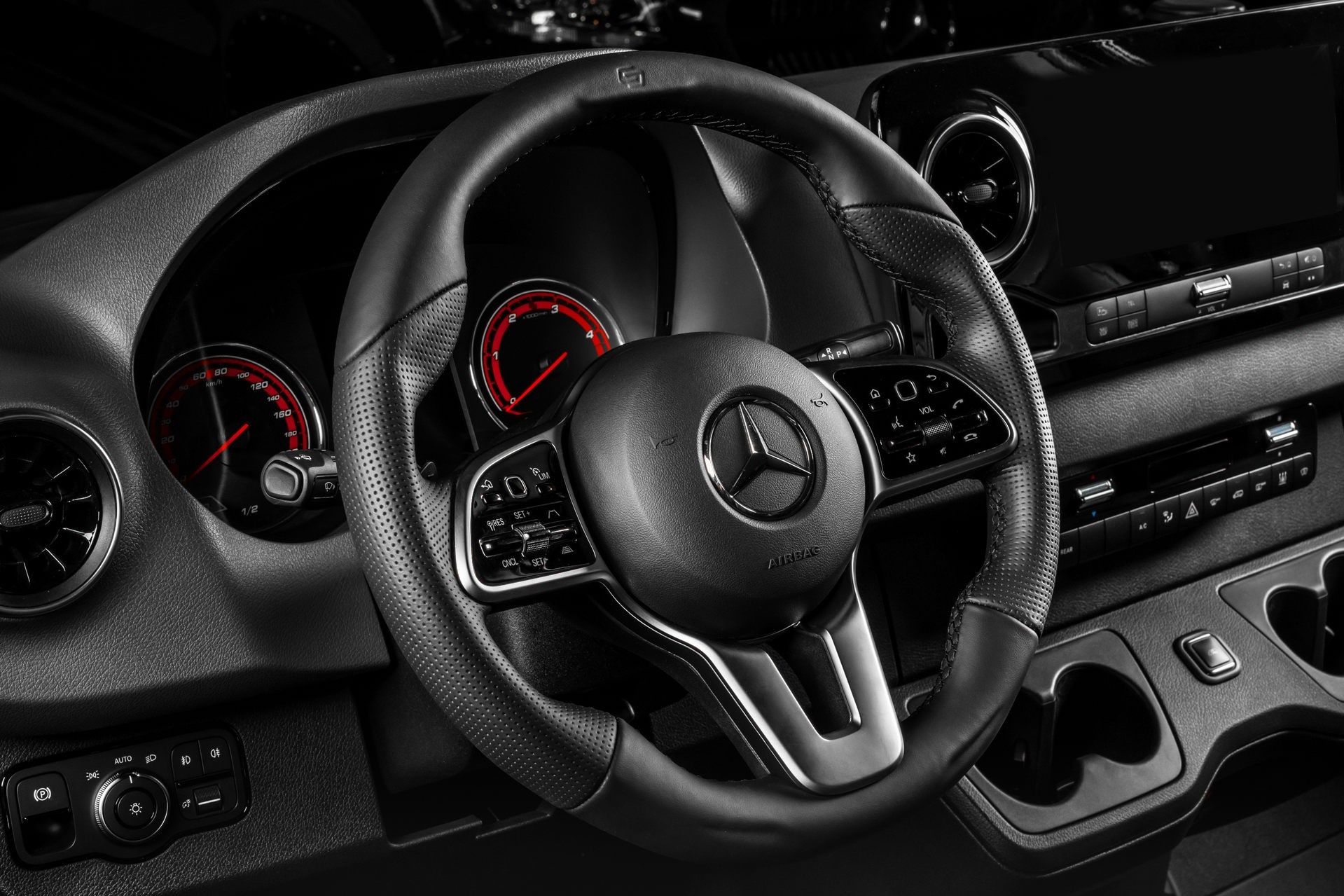 Mercedes-Benz Sprinter phong cach bong dem anh 7