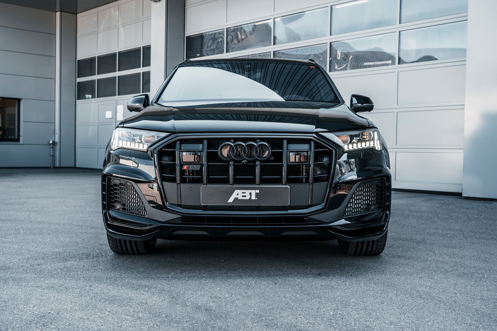 Audi SQ7 độ mạnh ngang Lamborghini Urus ảnh 3 Audi SQ7 do manh ngang Lamborghini Urus anh 3