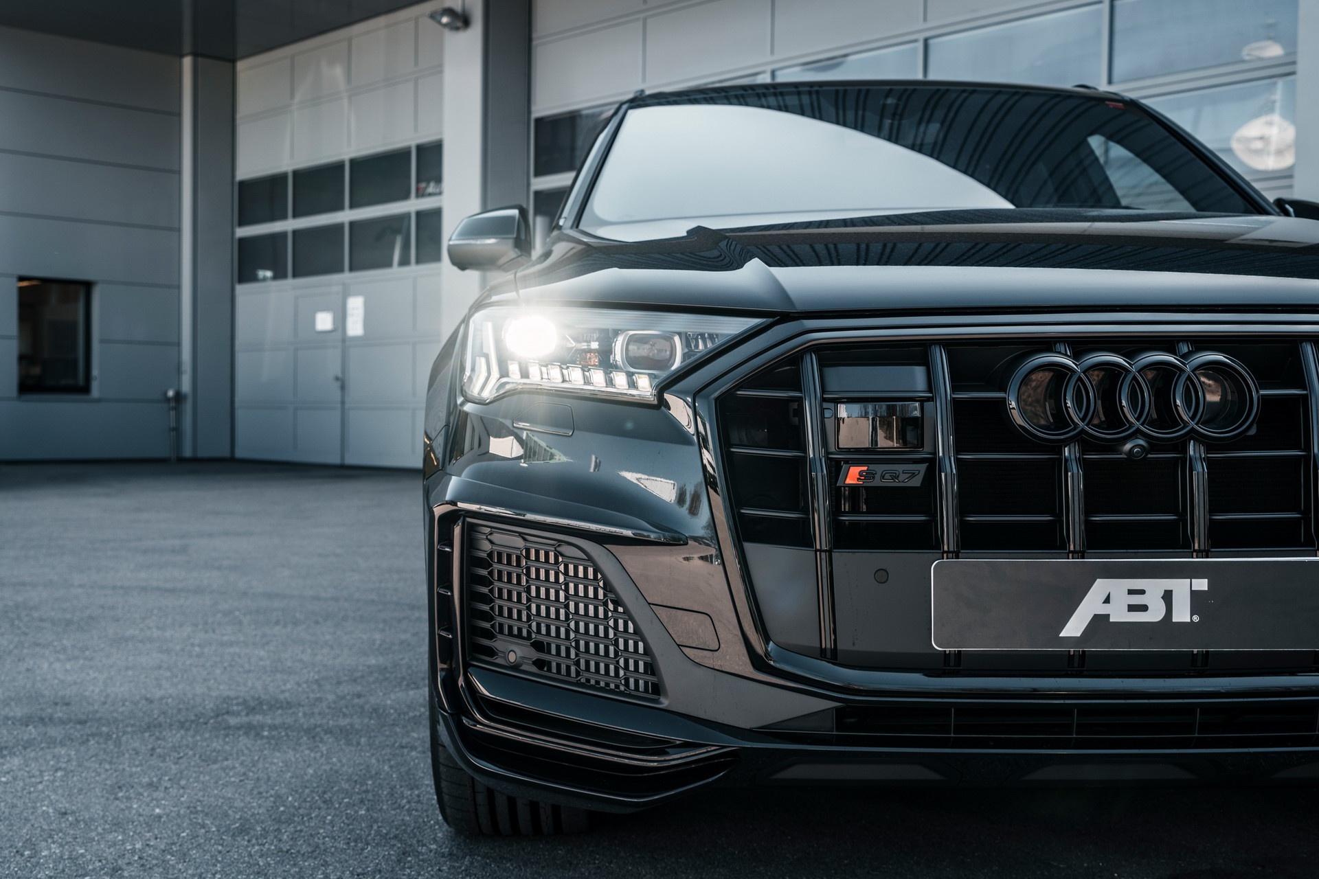 Audi SQ7 độ mạnh ngang Lamborghini Urus ảnh 5 Audi SQ7 do manh ngang Lamborghini Urus anh 5