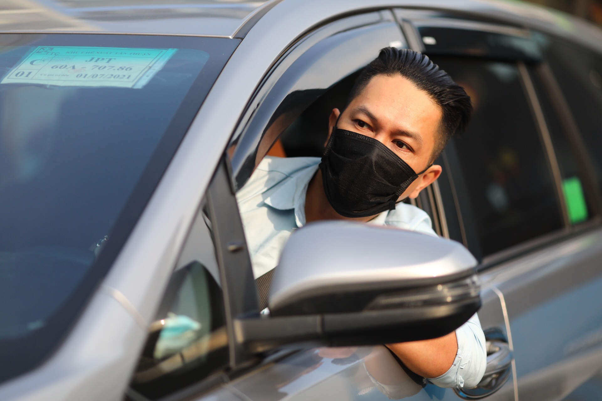 Can lam gi de han che Covid-19 lay lan tren oto hinh anh