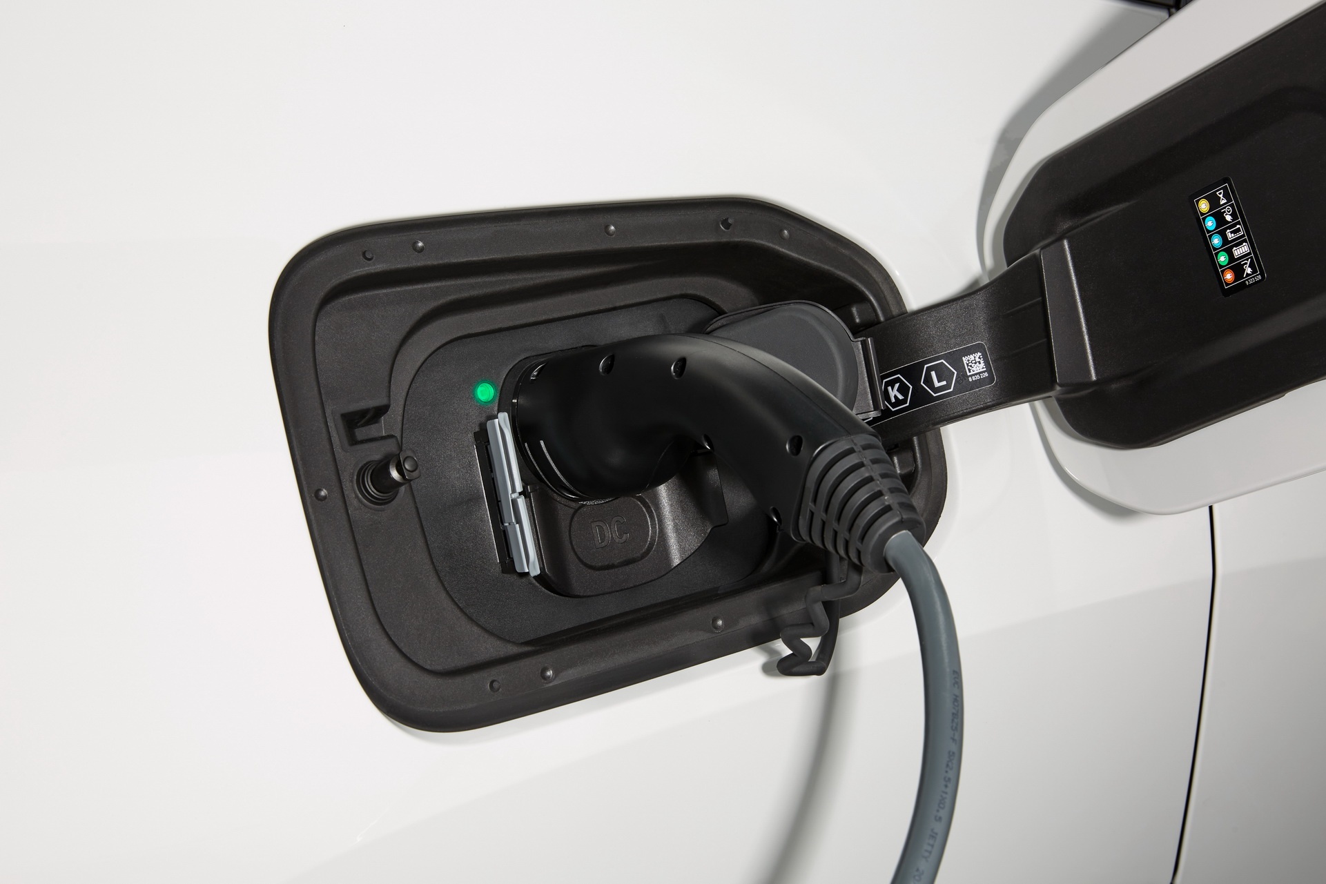 BMW iX xDrive50 doi thu VinFast VF e35 anh 4