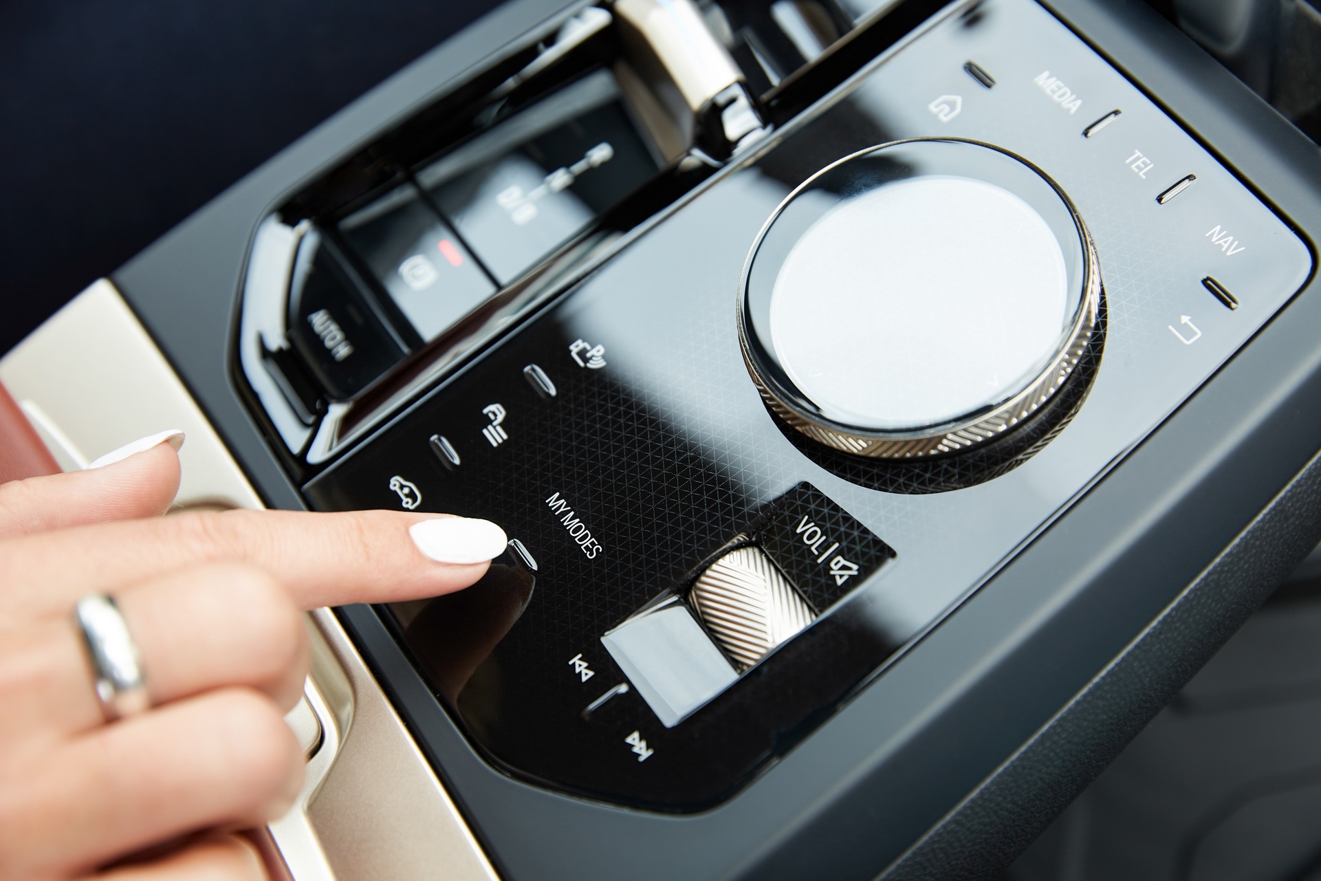 BMW iX xDrive50 doi thu VinFast VF e35 anh 11