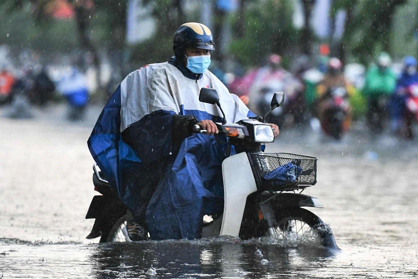 Chay xe may qua vung nuoc ngap co can thay nhot? hinh anh