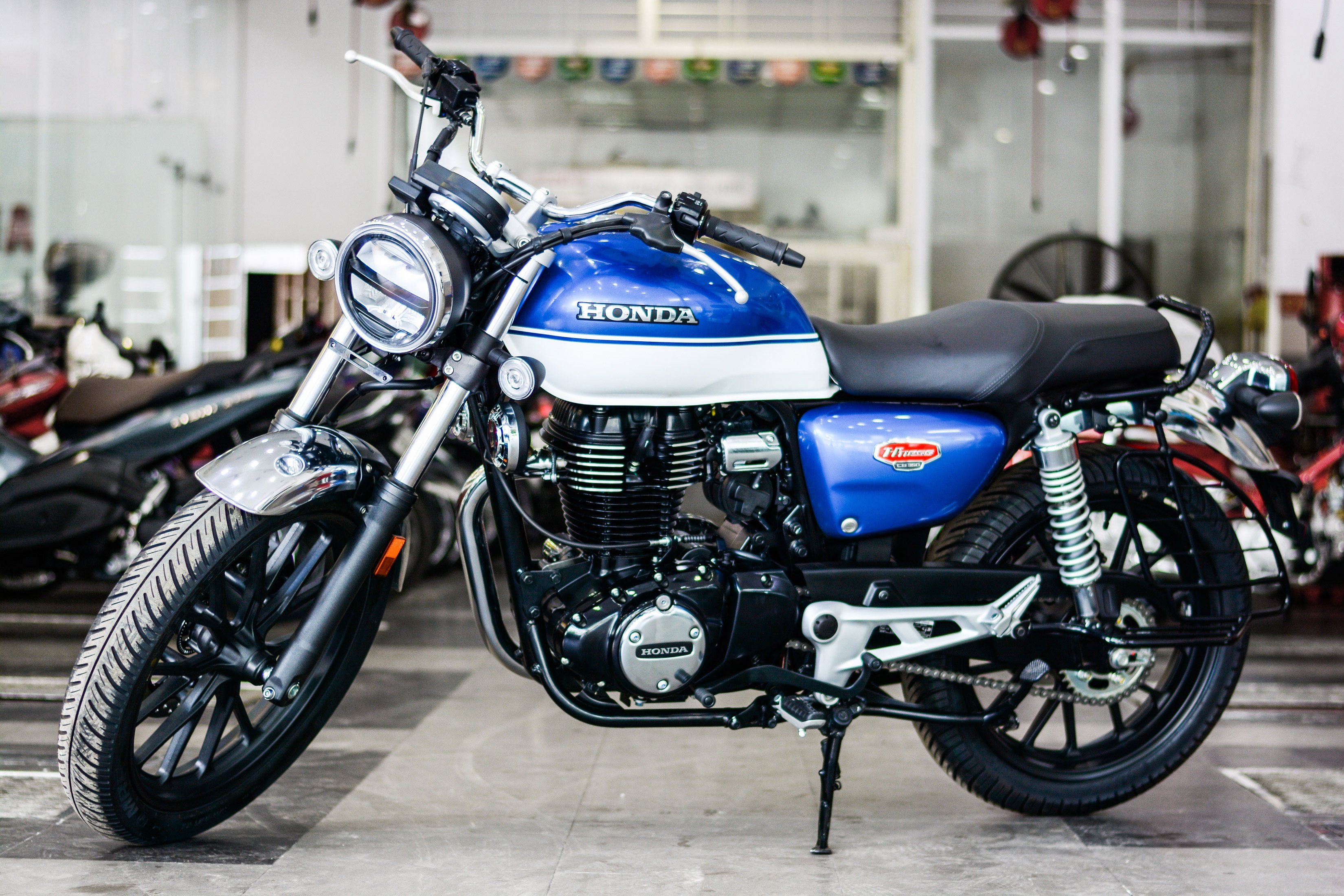 Xe la gia gan 200 trieu dong Honda H'ness CB350 xuat hien tai TP.HCM hinh anh