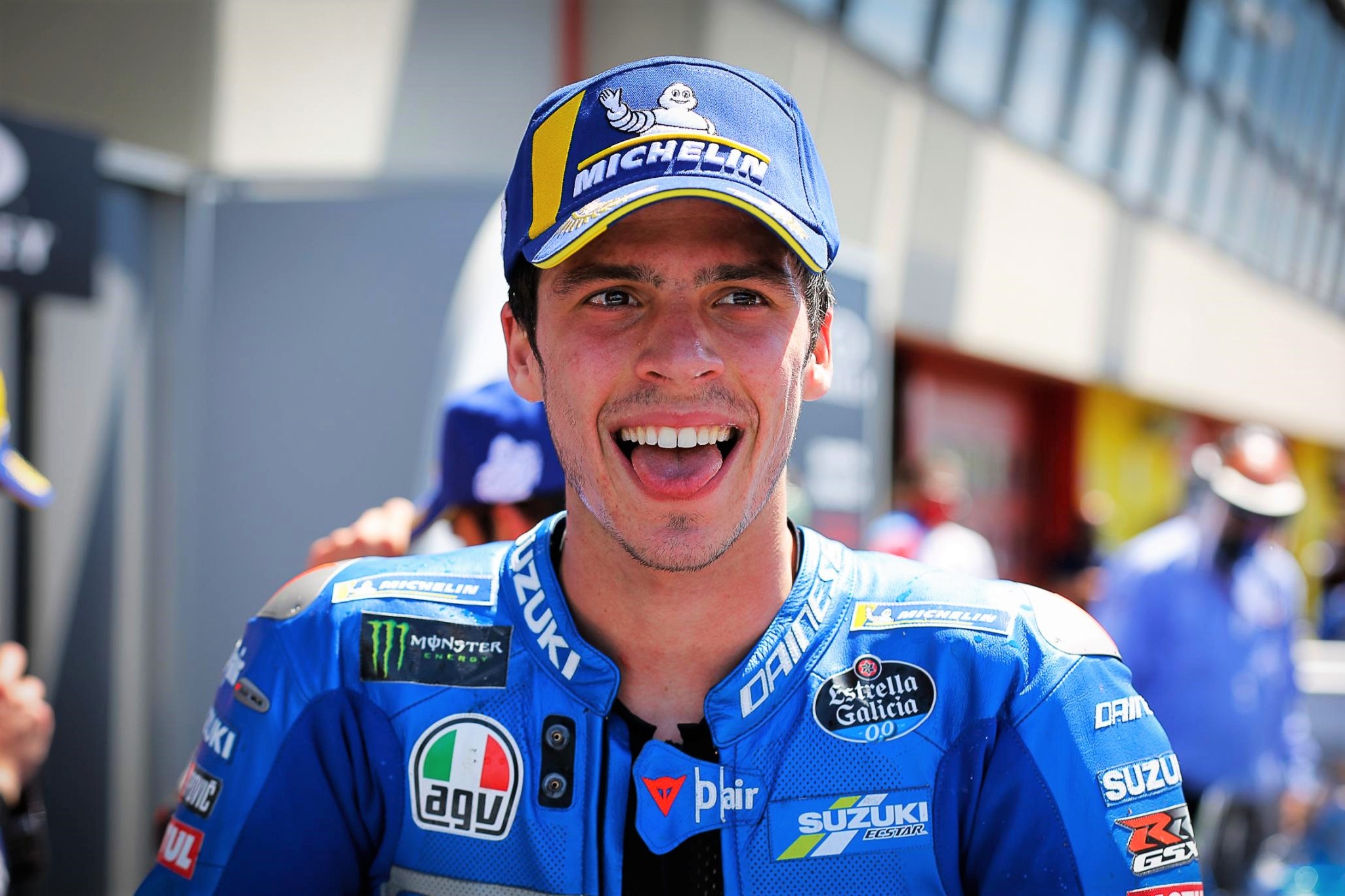 Tay dua MotoGP nga gay xuong trong luc dap xe anh 1