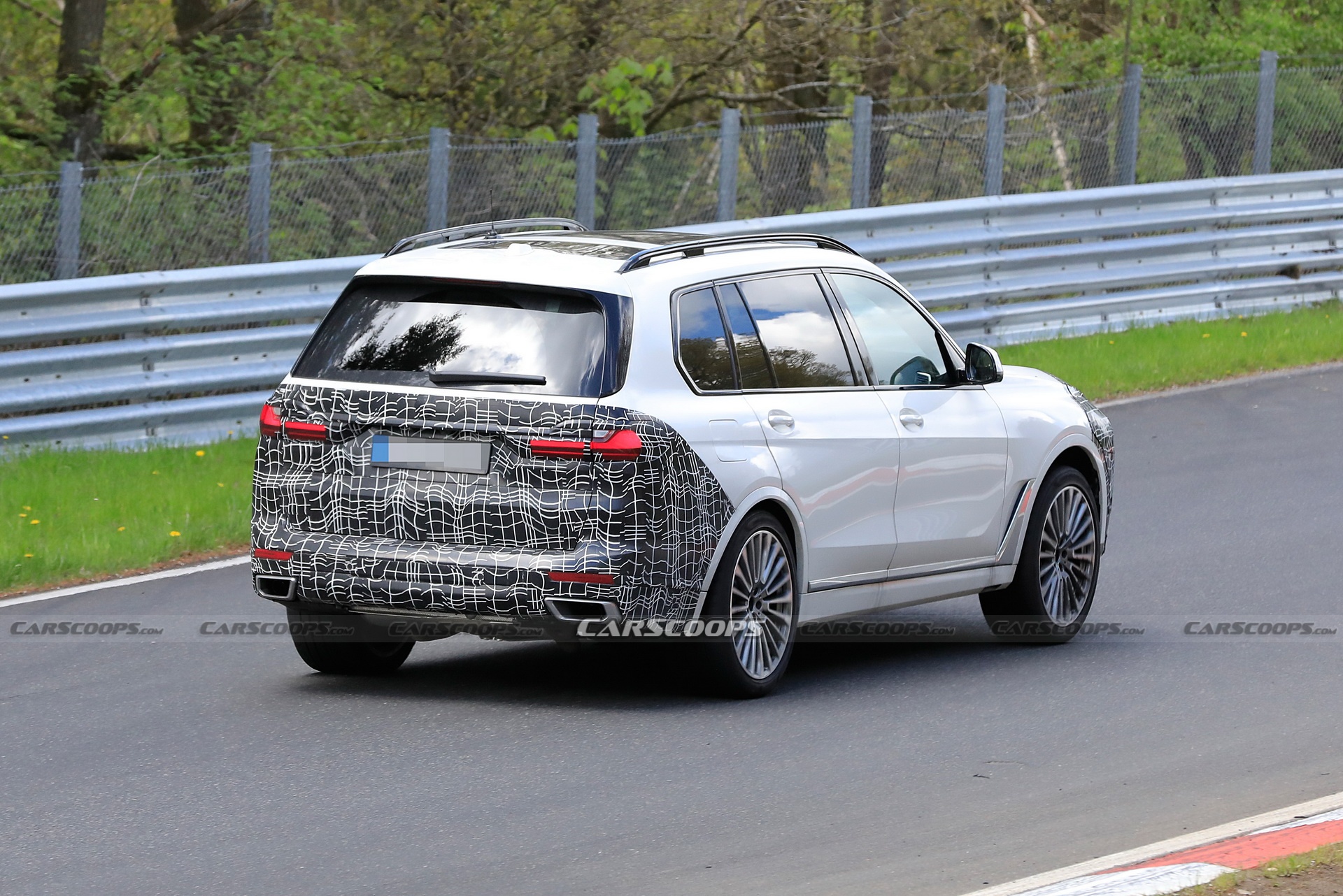 BMW X7 2022 chạy thử trên đường đua ảnh 2 BMW X7 2022 chay thu tren duong dua anh 2