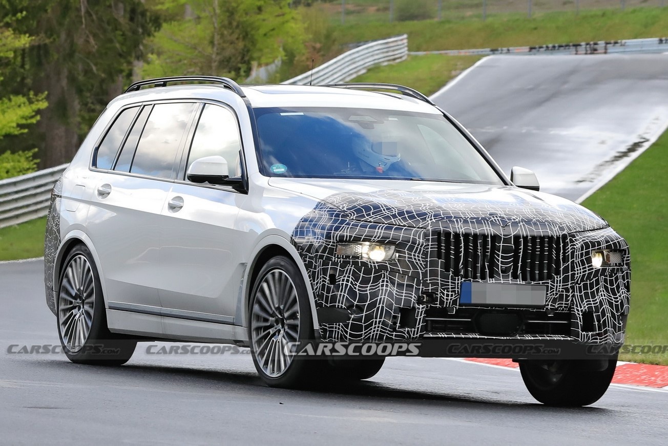 BMW X7 doi 2022 chay thu tren duong dua hinh anh