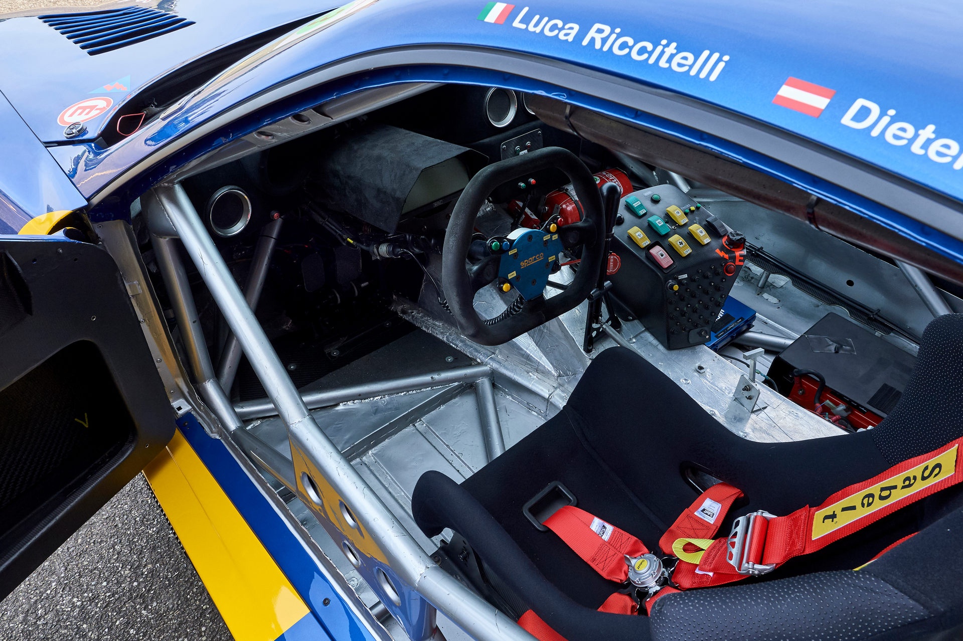 Xe dua chuyen nghiep Ferrari 550 GT1 duoc mang ra dau gia anh 5