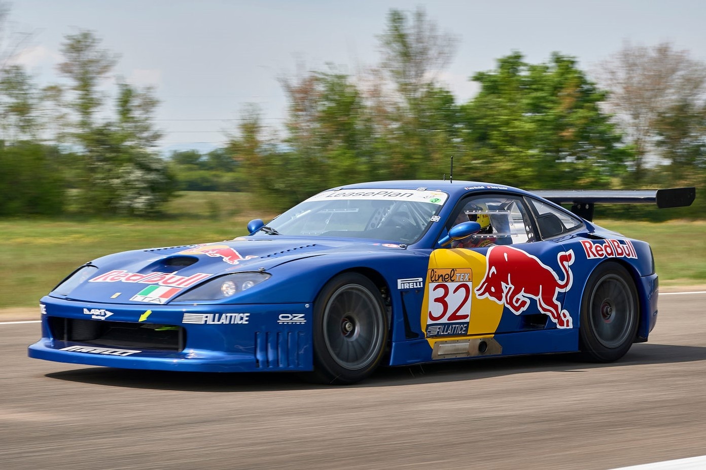 Ferrari 550 GT1 duoc mang ra dau gia, khoi diem 2,2 trieu USD hinh anh