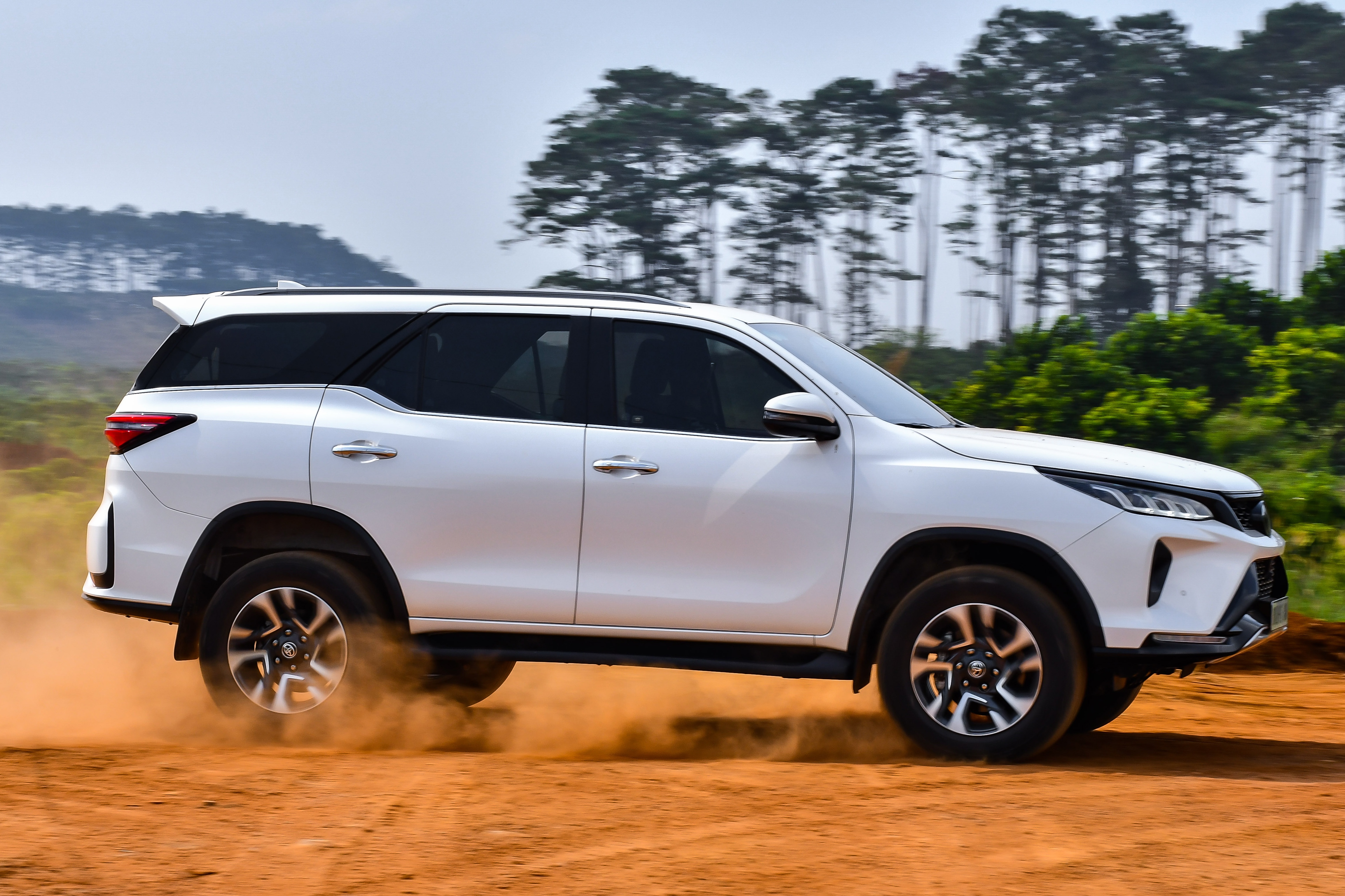 Toi nen mua Toyota Fortuner ban may xang hay may dau? hinh anh