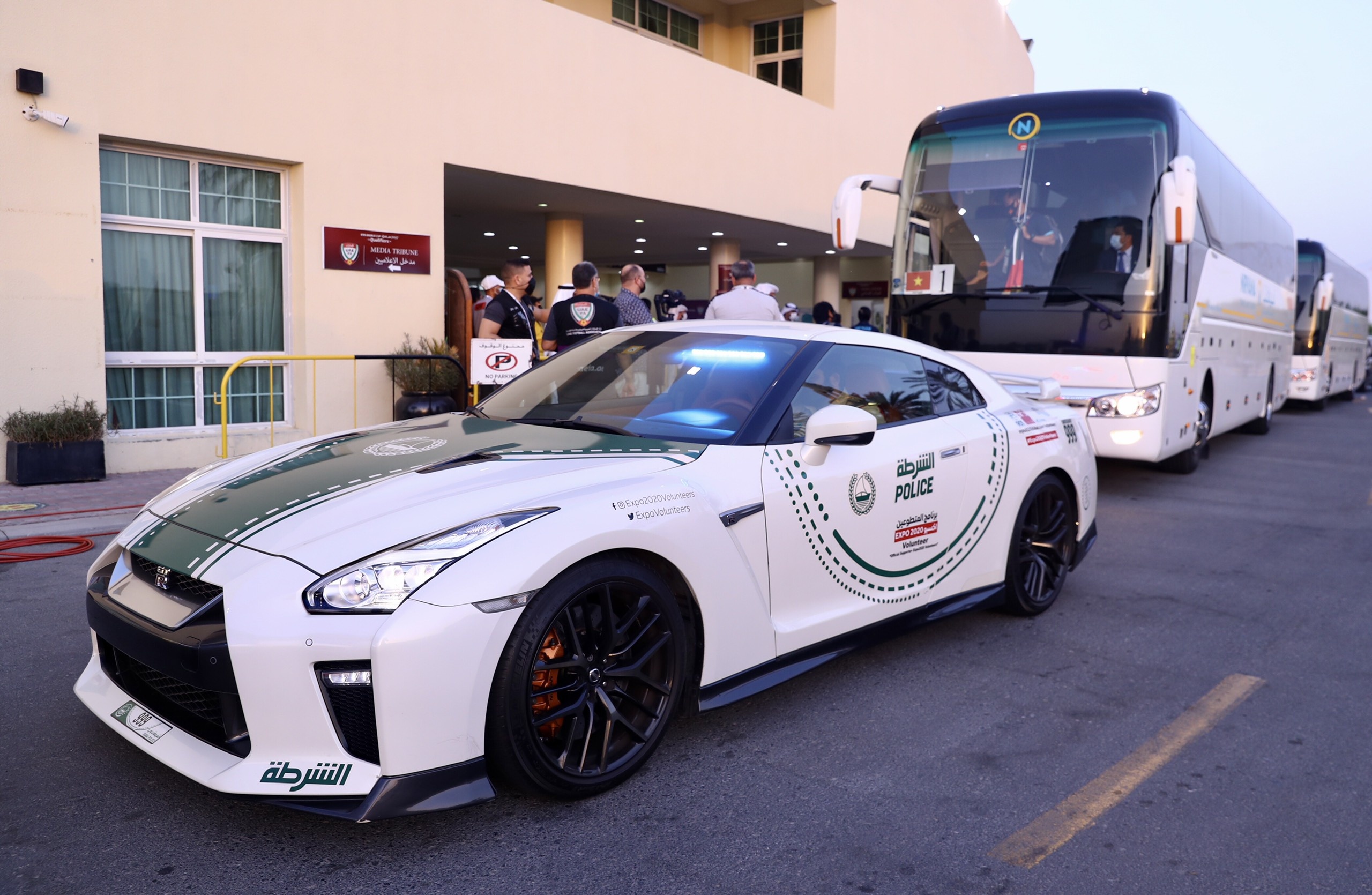 Dan xe canh sat UAE dan doan Viet Nam toi san van dong anh 1