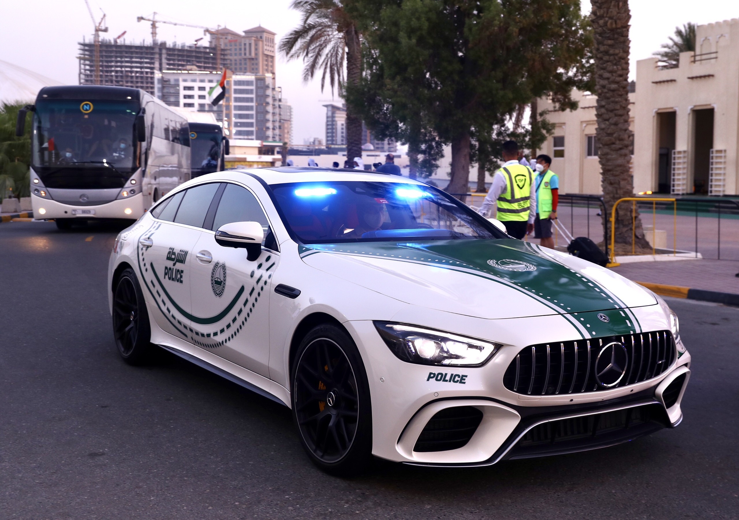 Dan xe canh sat UAE dan doan Viet Nam toi san van dong anh 6