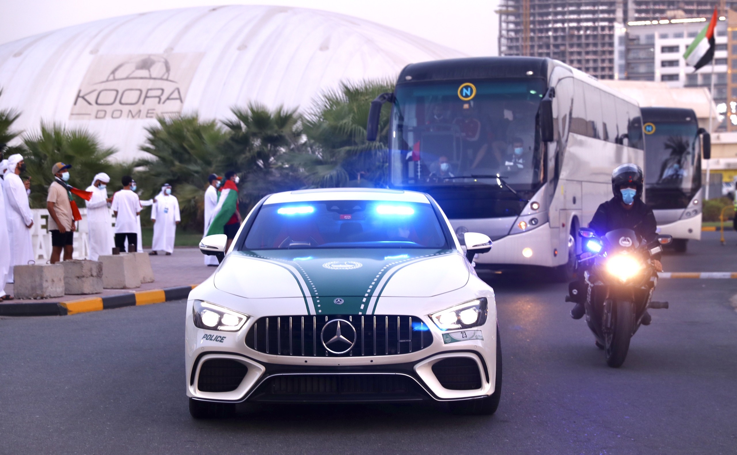 Dan xe canh sat UAE dan doan Viet Nam toi san van dong anh 4