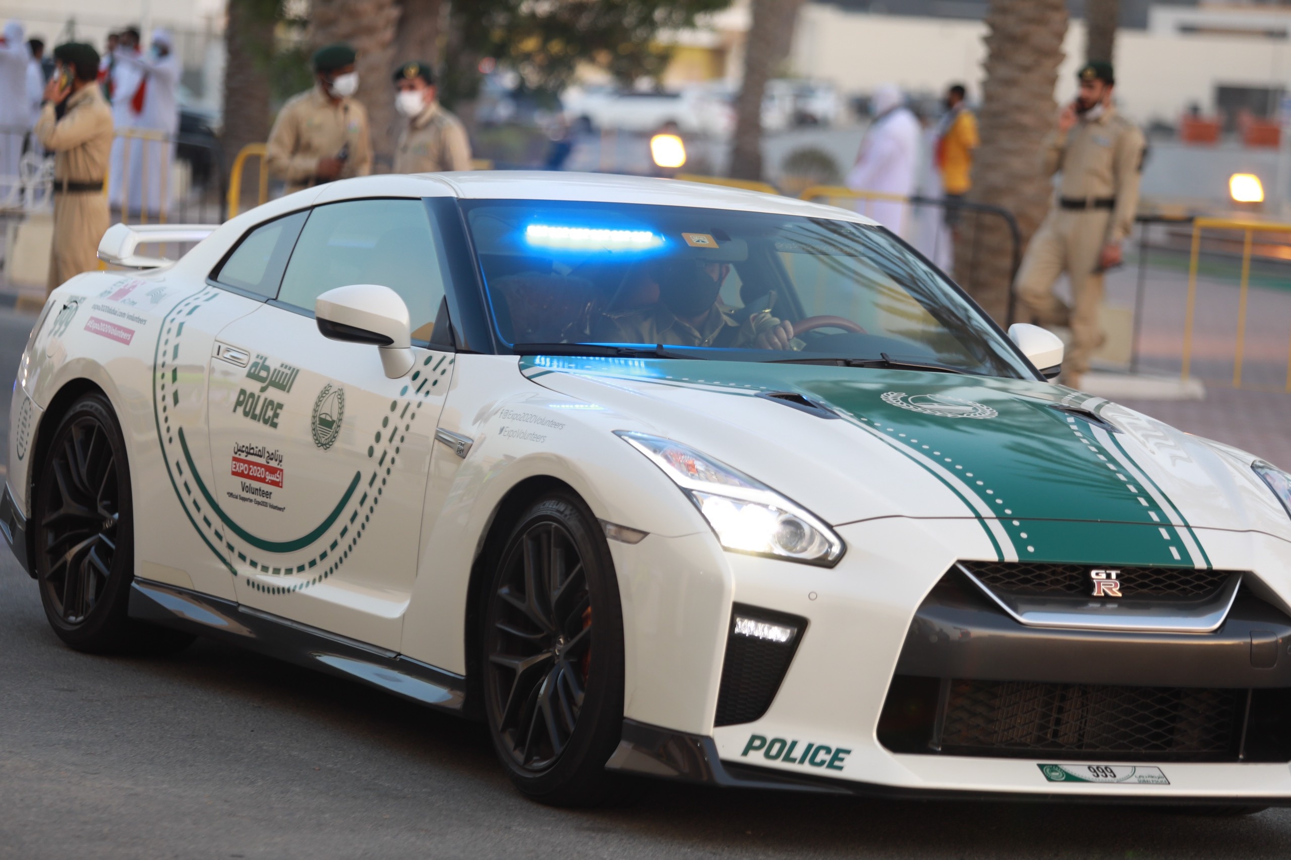 Dan xe canh sat UAE dan doan Viet Nam toi san van dong anh 7