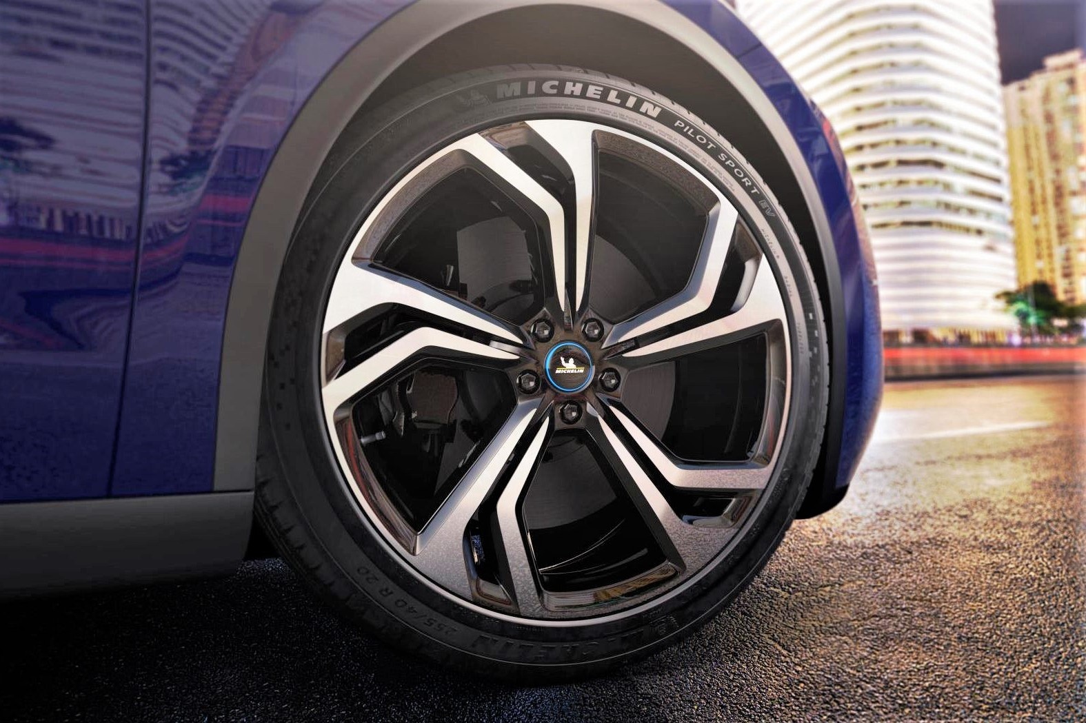 Xe dien hieu suat cao da co lop chuyen dung hinh anh