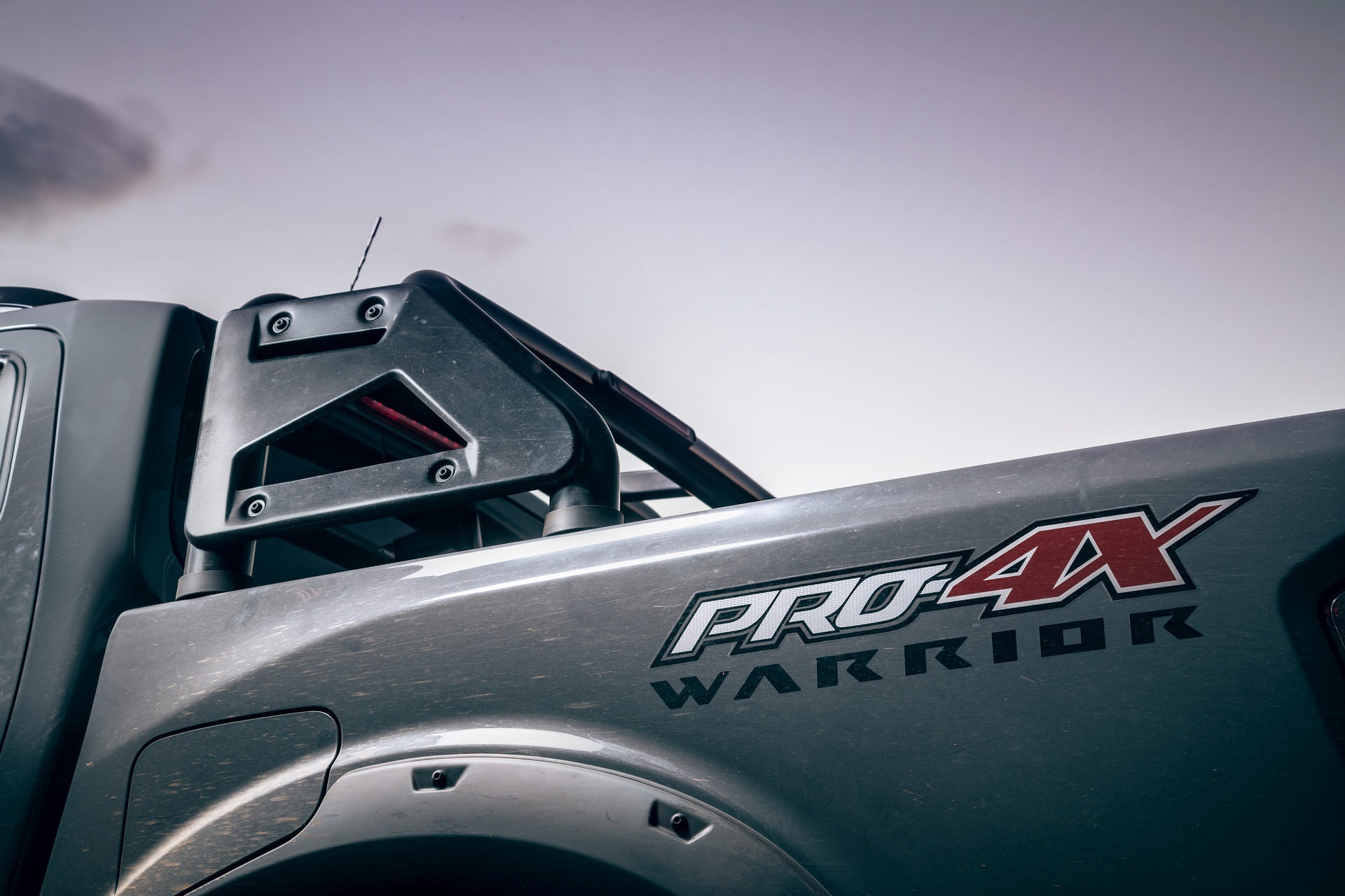 Navara Pro4X với gói độ ngoại hình hầm hố ảnh 5 Navara Pro4X voi goi do ngoai hinh ham ho anh 5