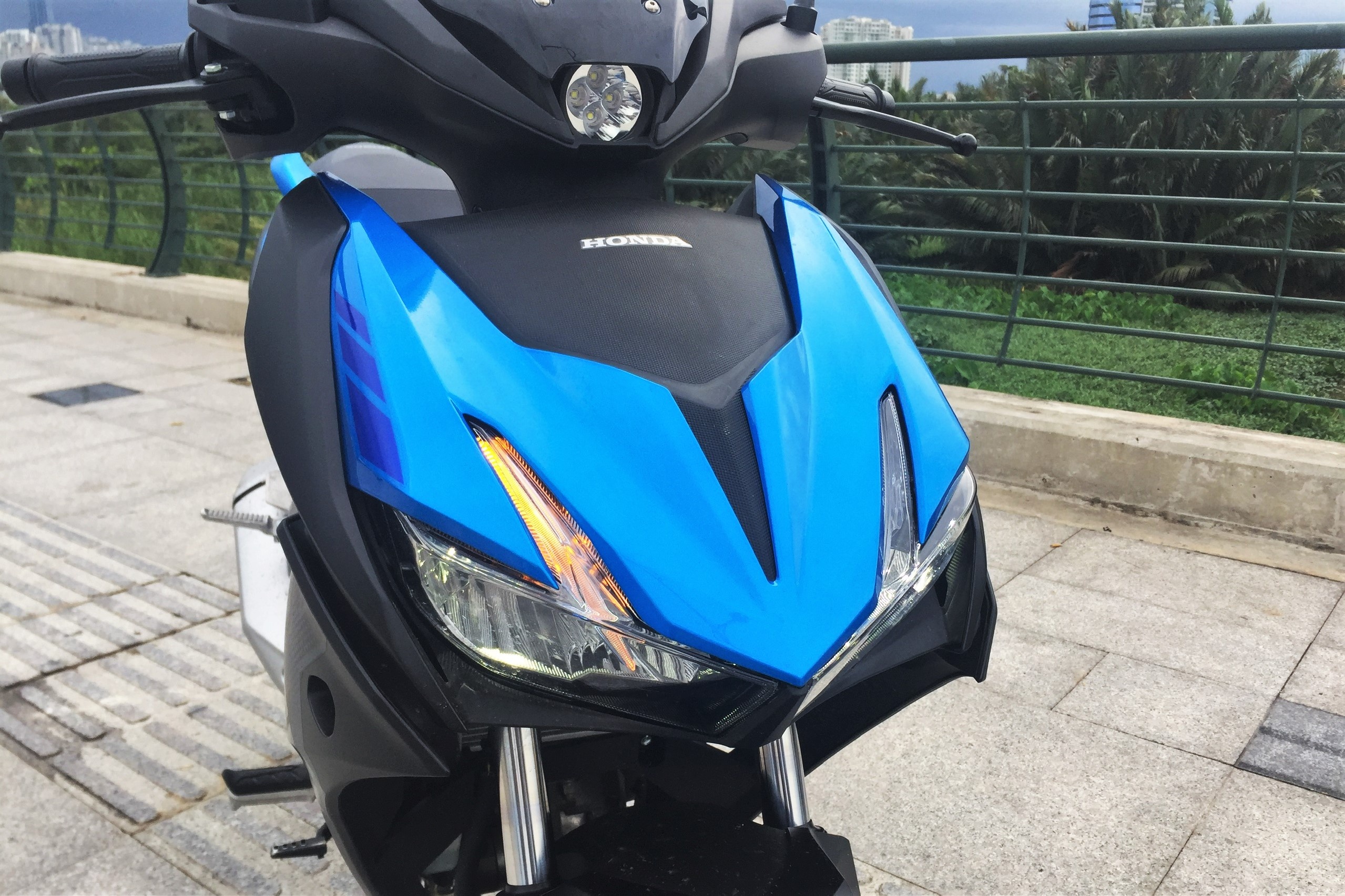 Nhung phu kien nen can nhac truoc khi lap tren xe may anh 1