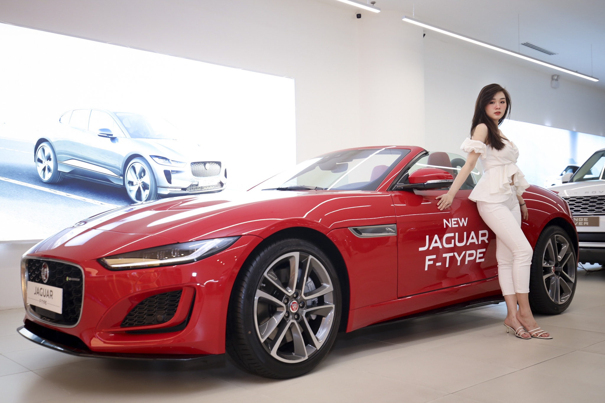 Khong chi tien xe, nguoi mua oto co the ton them nhung chi phi nay hinh anh