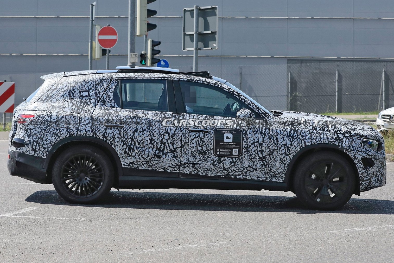 Mercedes GLC 2022 lo dien anh 2