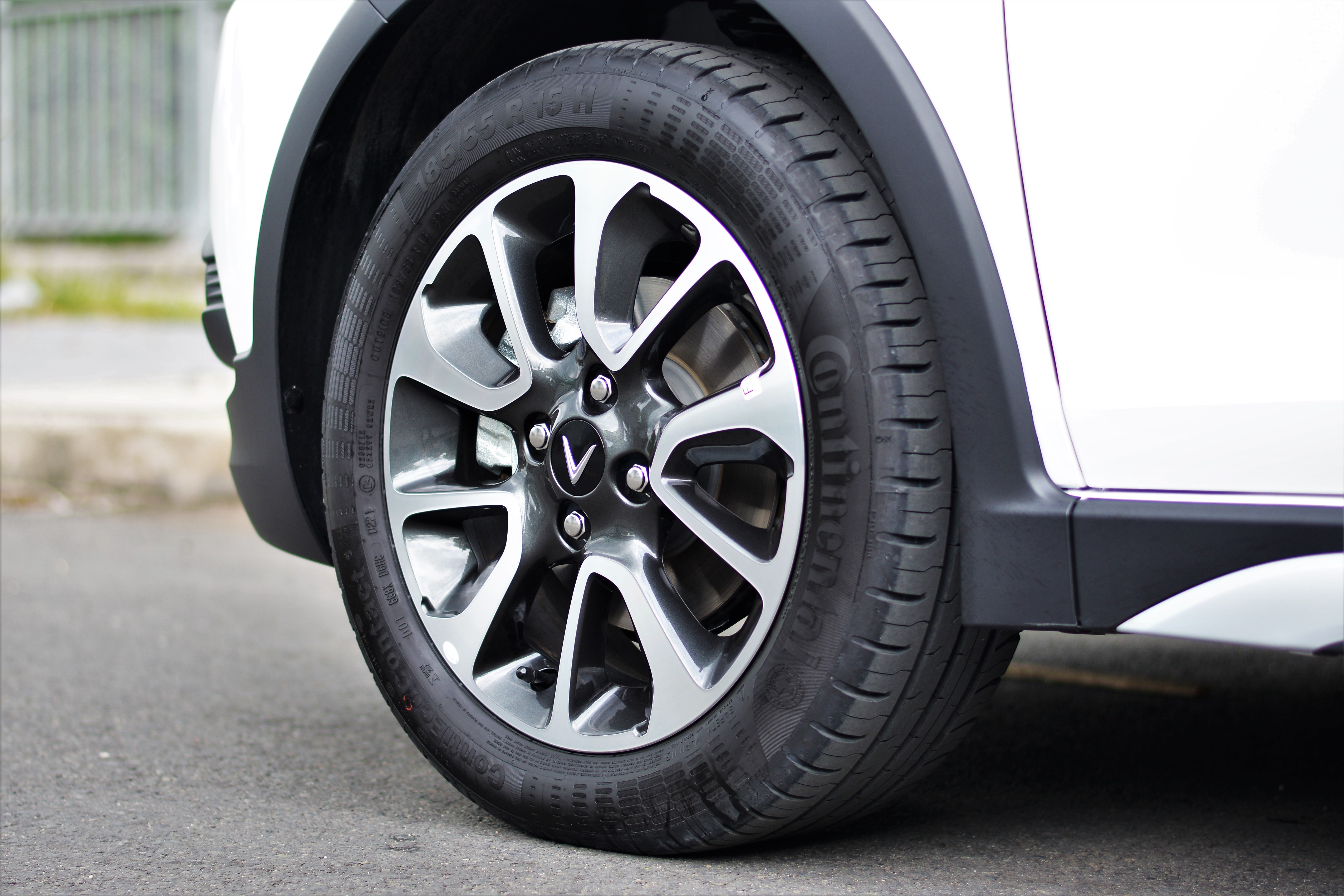 Vi sao lop xe mau den du duoc lam tu mau trang cua cao su? hinh anh