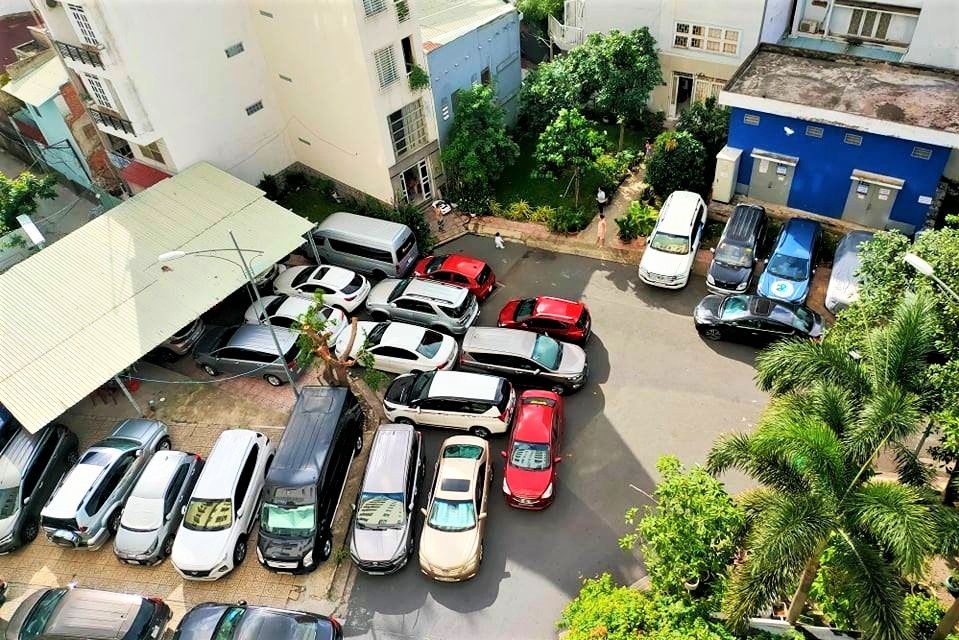 Xe toi do ngoai troi nhieu ngay lien tuc co bi anh huong gi khong? hinh anh