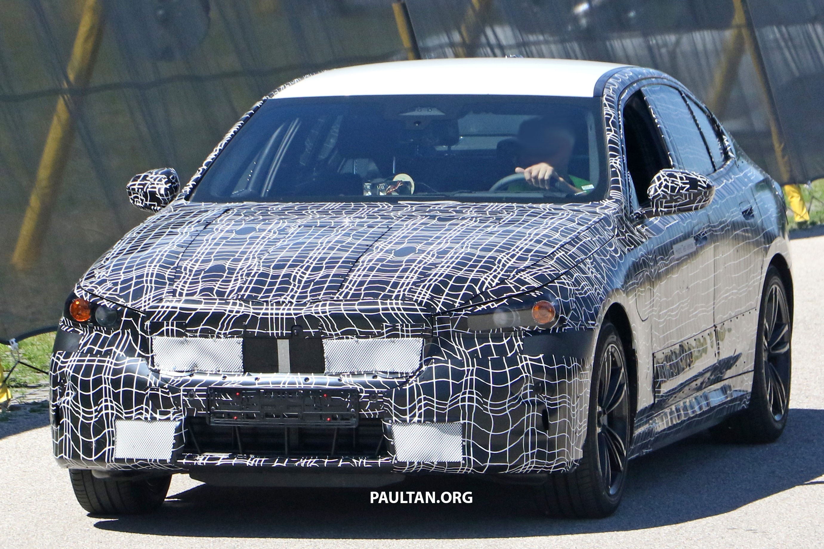 BMW 5-Series the he moi chay thu tren pho hinh anh