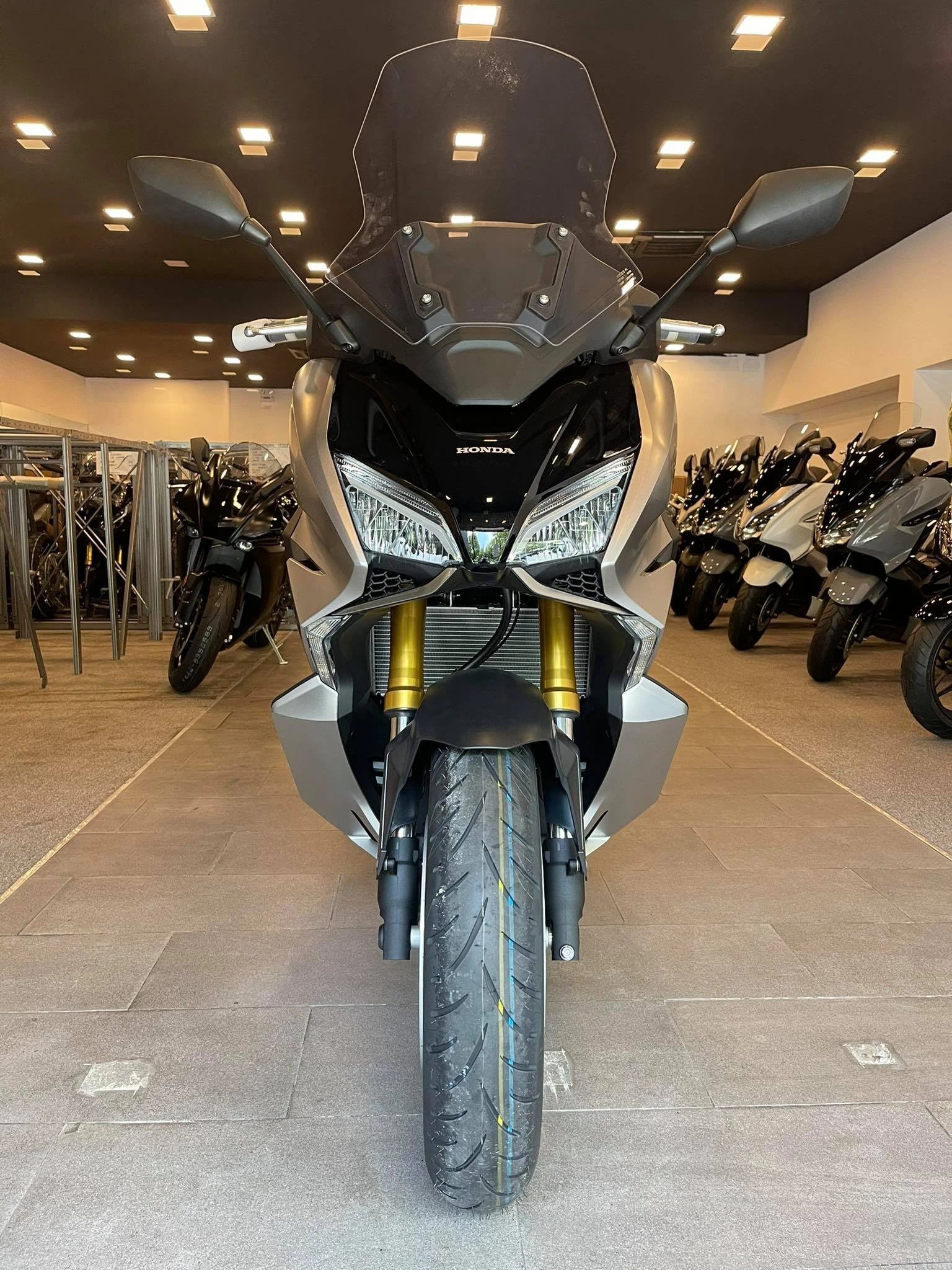 Honda Forza 750 xuat hien tai Viet Nam anh 2