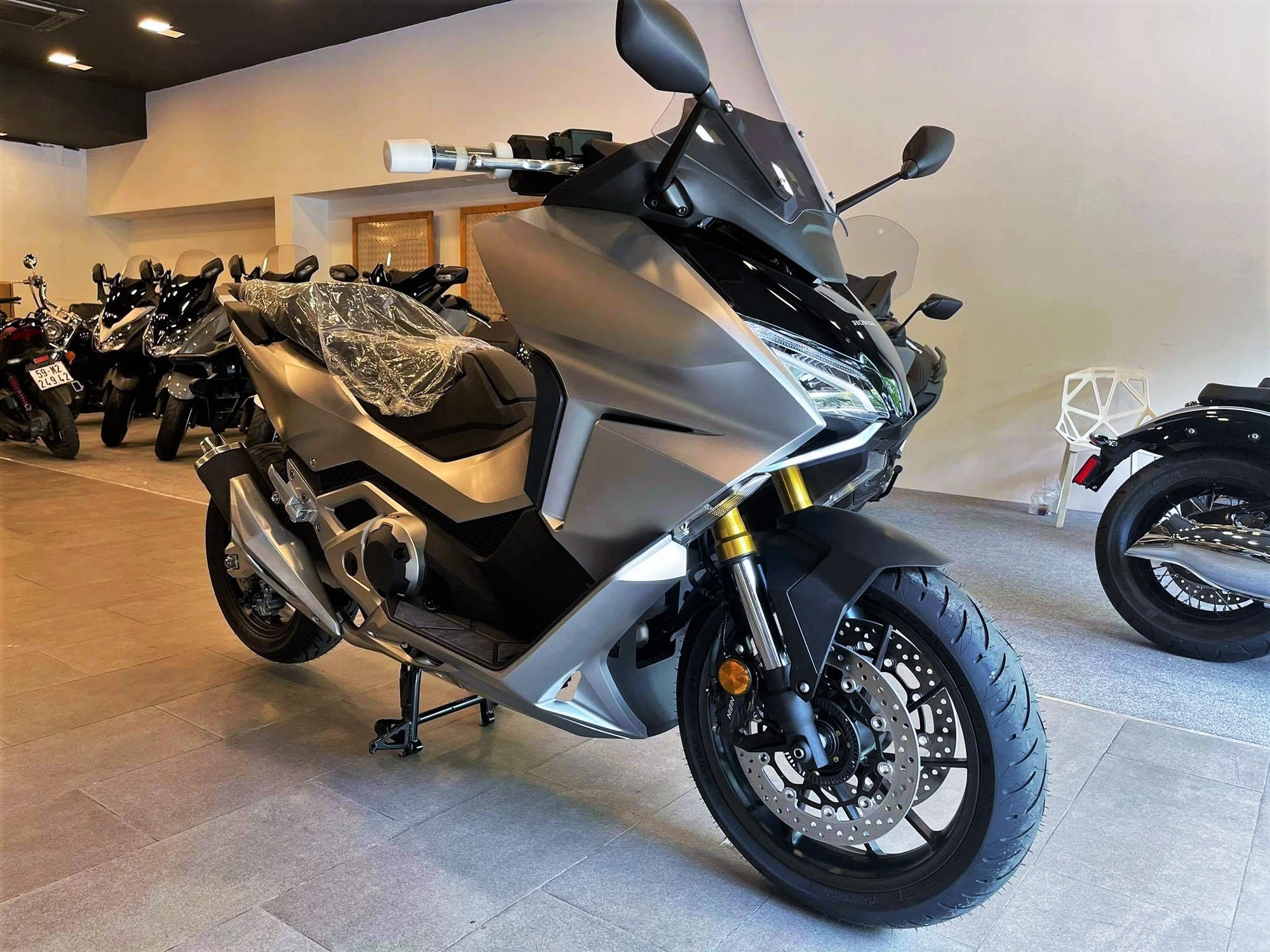 Honda Forza 750 xuat hien tai Viet Nam, nhap khau tu Italy hinh anh