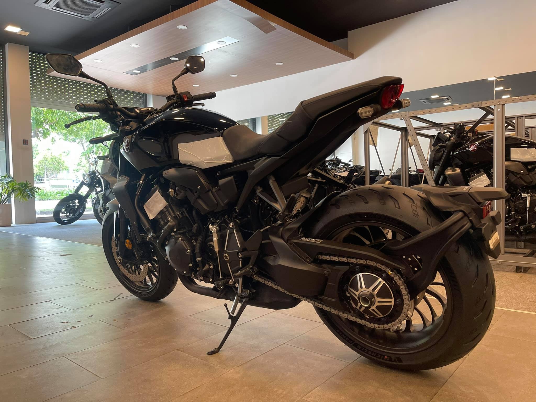 Honda CB1000R Black Edition đầu tiên xuất hiện tại Việt Nam ảnh 3 Honda CB1000R Black Edition dau tien xuat hien tai Viet Nam anh 3