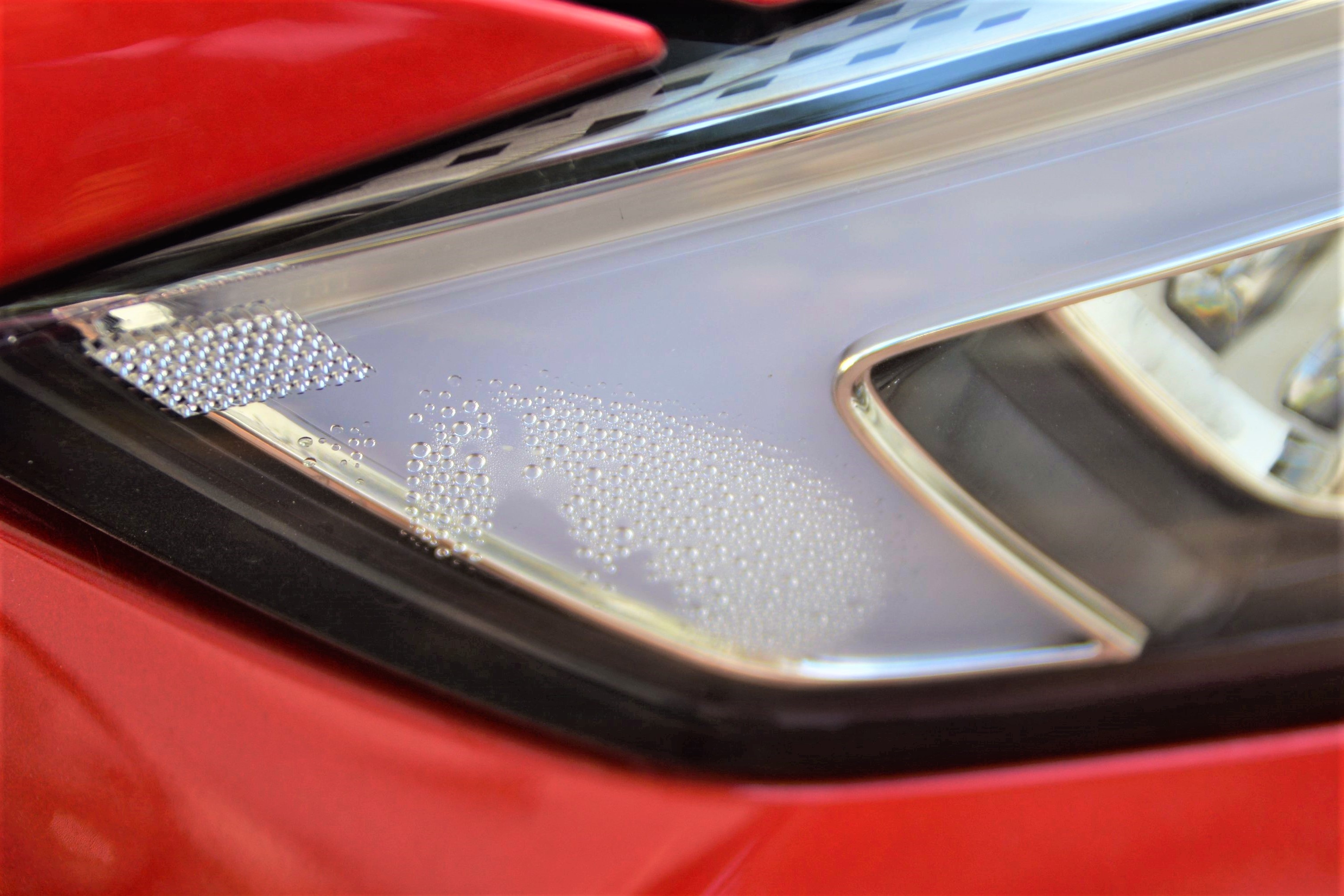 Den xe dong hoi nuoc ben trong xu ly the nao? hinh anh