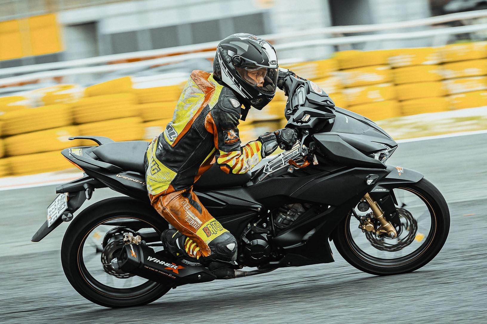 Nu VDV dua xe tham gia chong dich Covid-19 anh 1