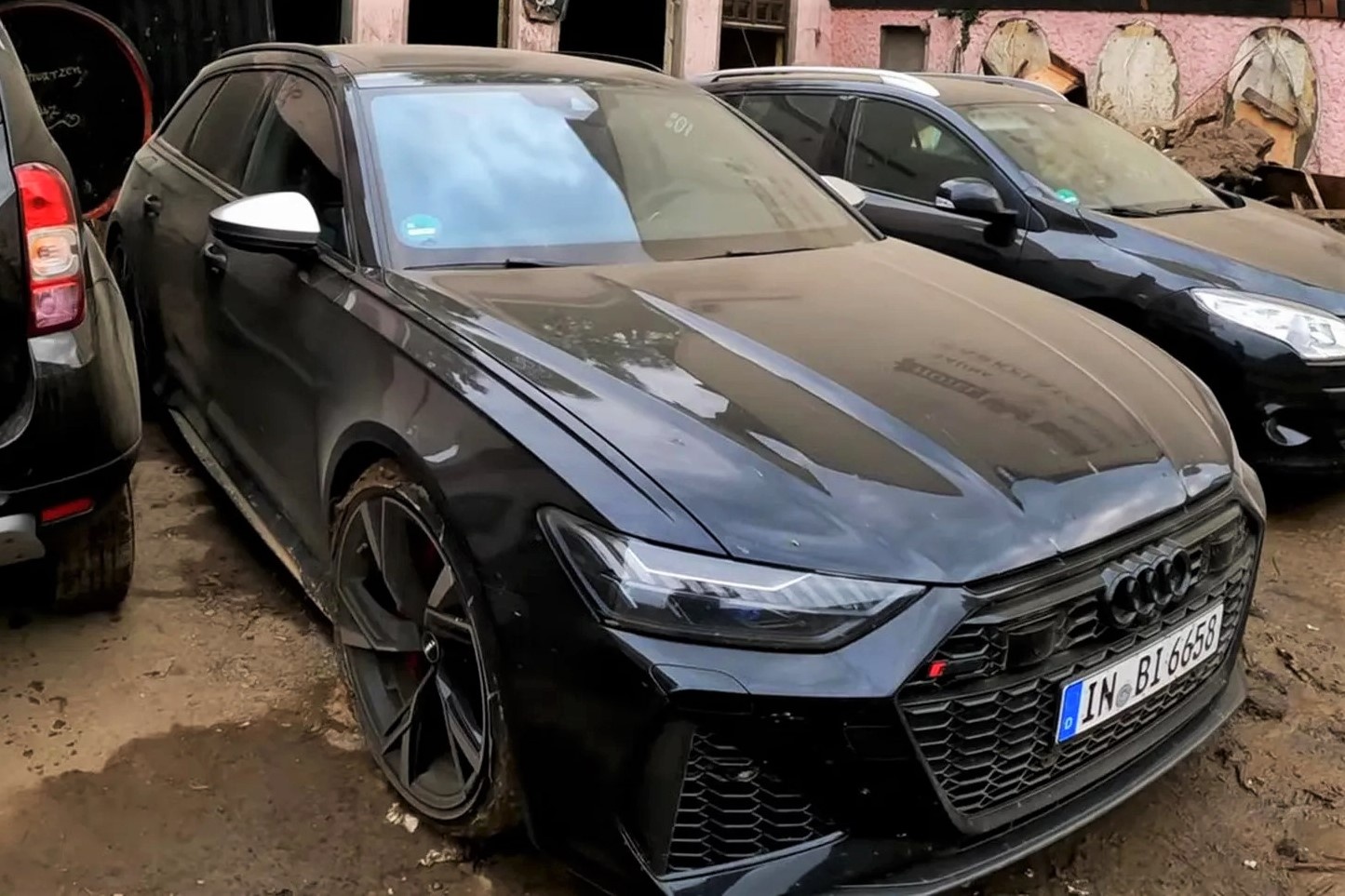 YouTuber gap rac roi voi Audi vi dung xe chay thu di cuu tro vung lu hinh anh