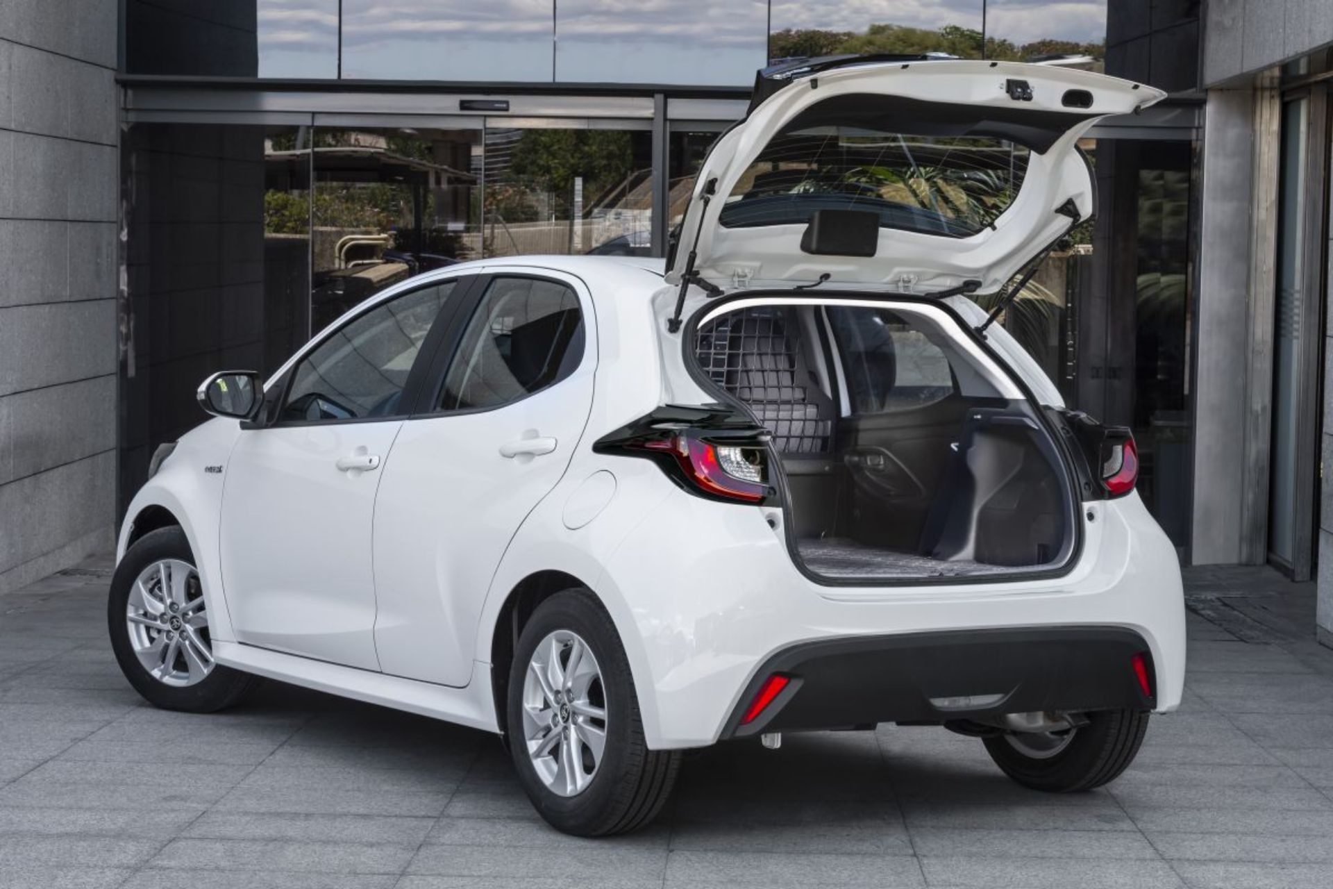 Toyota Yaris biến thể 2 chỗ ngồi ra mắt ảnh 2 Toyota Yaris bien the 2 cho ngoi ra mat anh 2