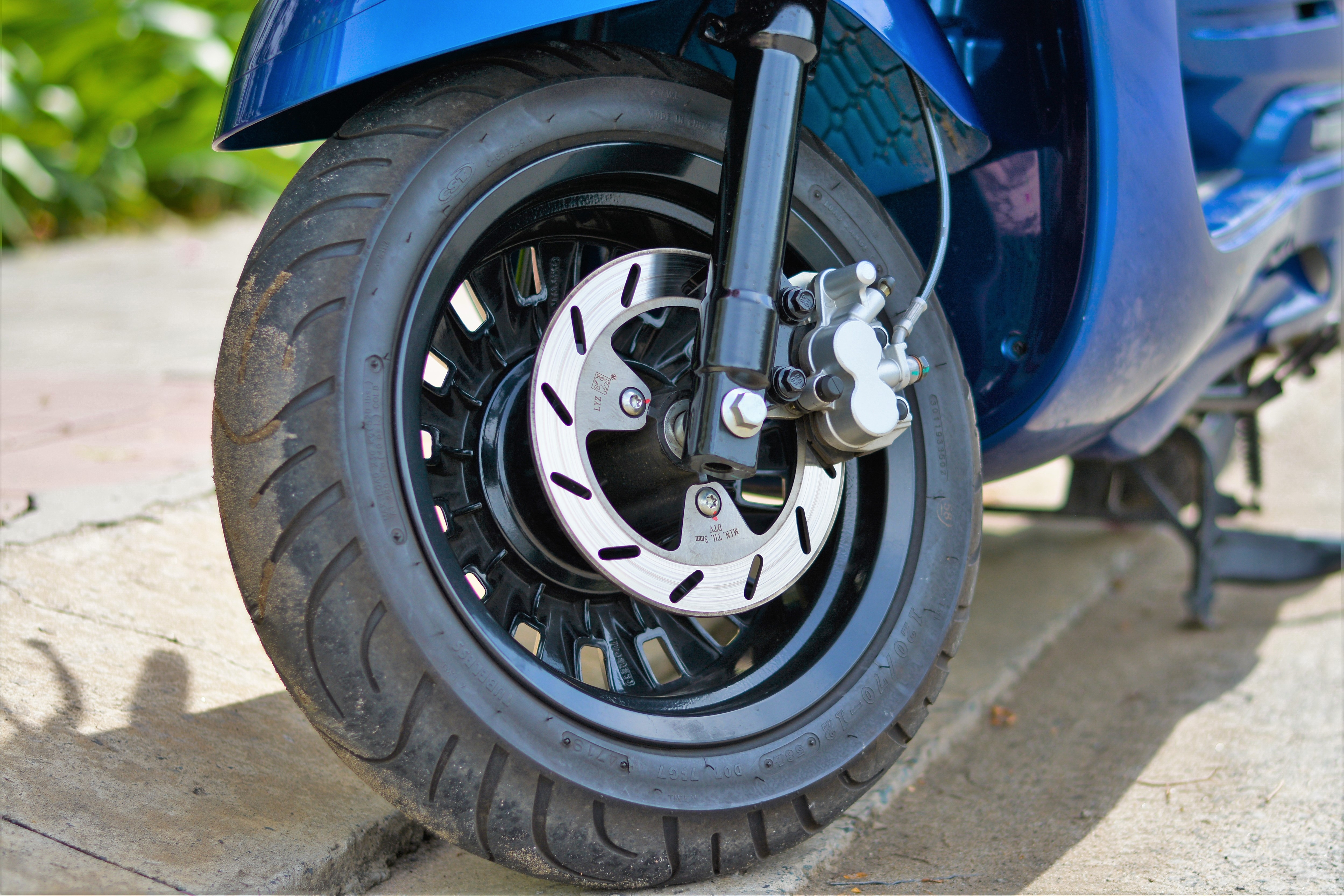 Xe may cua toi lau khong su dung, lop co hong khong? hinh anh