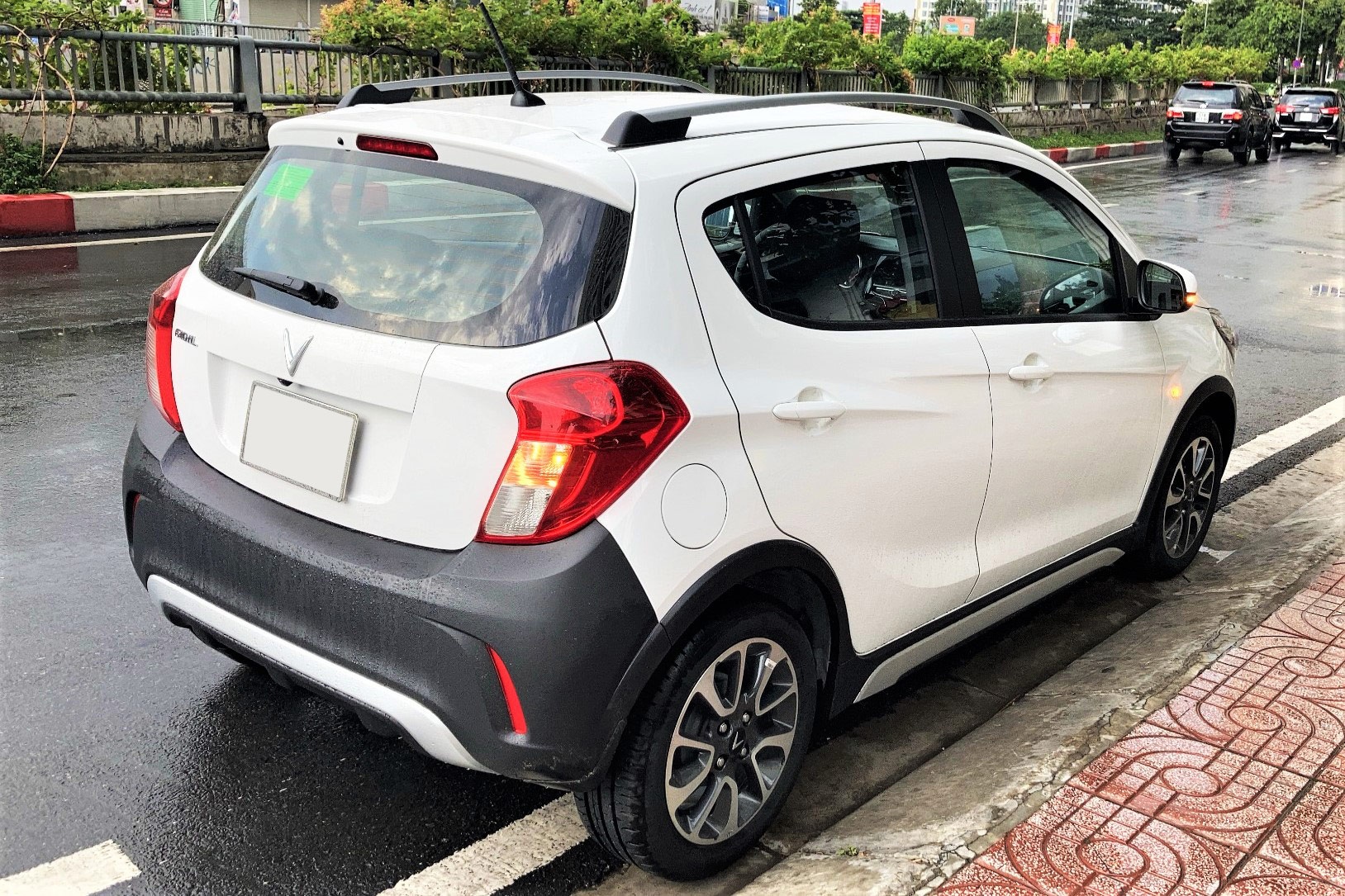 Oto cua toi bi chay nuoc duoi gam co sao khong? hinh anh