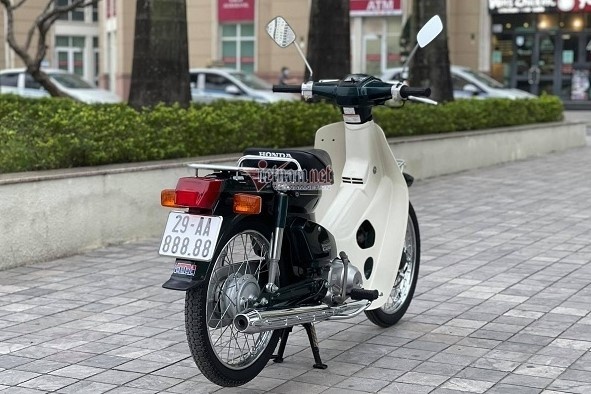 Honda Super Cub 82 bien so 88888 duoc rao ban gia gan nua ty dong hinh anh