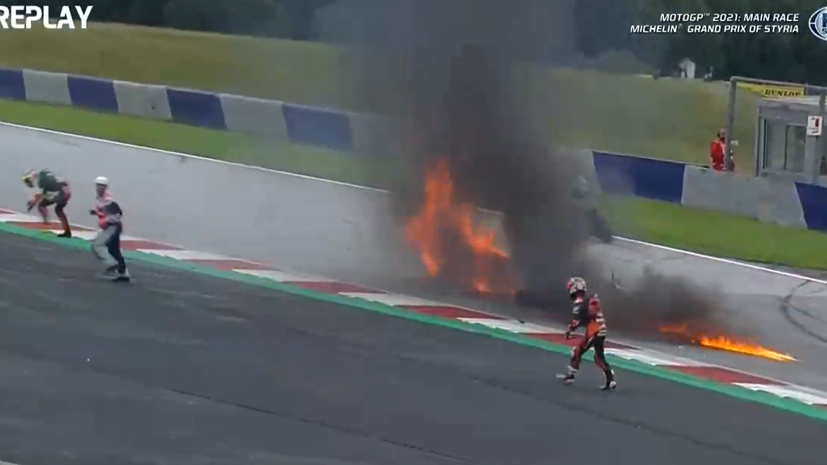 xe dua boc chay sau va cham anh 1