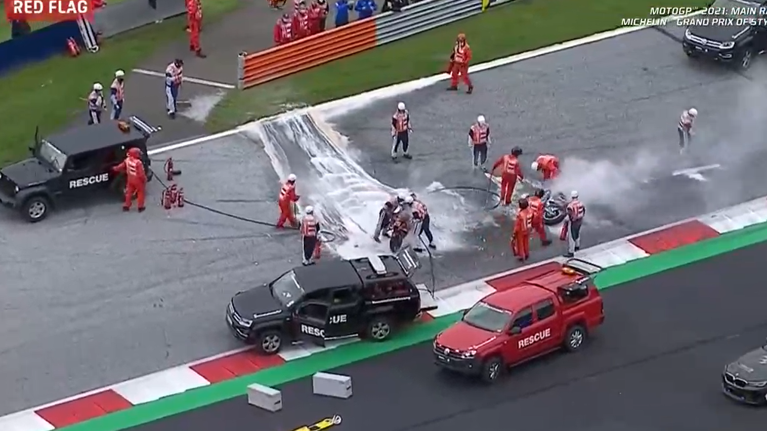 xe dua boc chay sau va cham anh 2