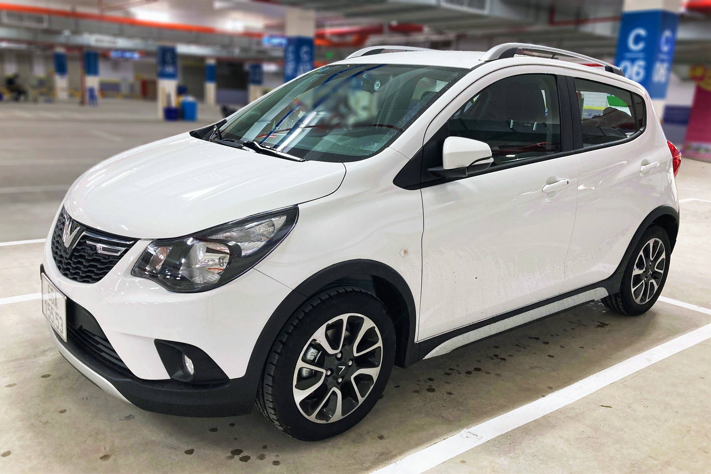 VinFast Fadil bo xa Hyundai Grand i10 trong cuoc chien oto binh dan hinh anh