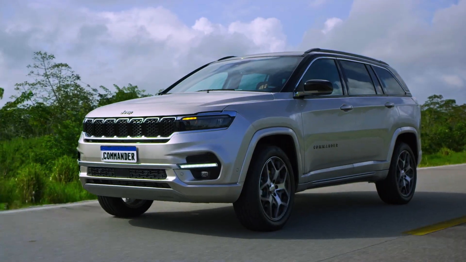 Jeep gioi thieu SUV 7 cho dau tien tai khu vuc Nam My anh 2