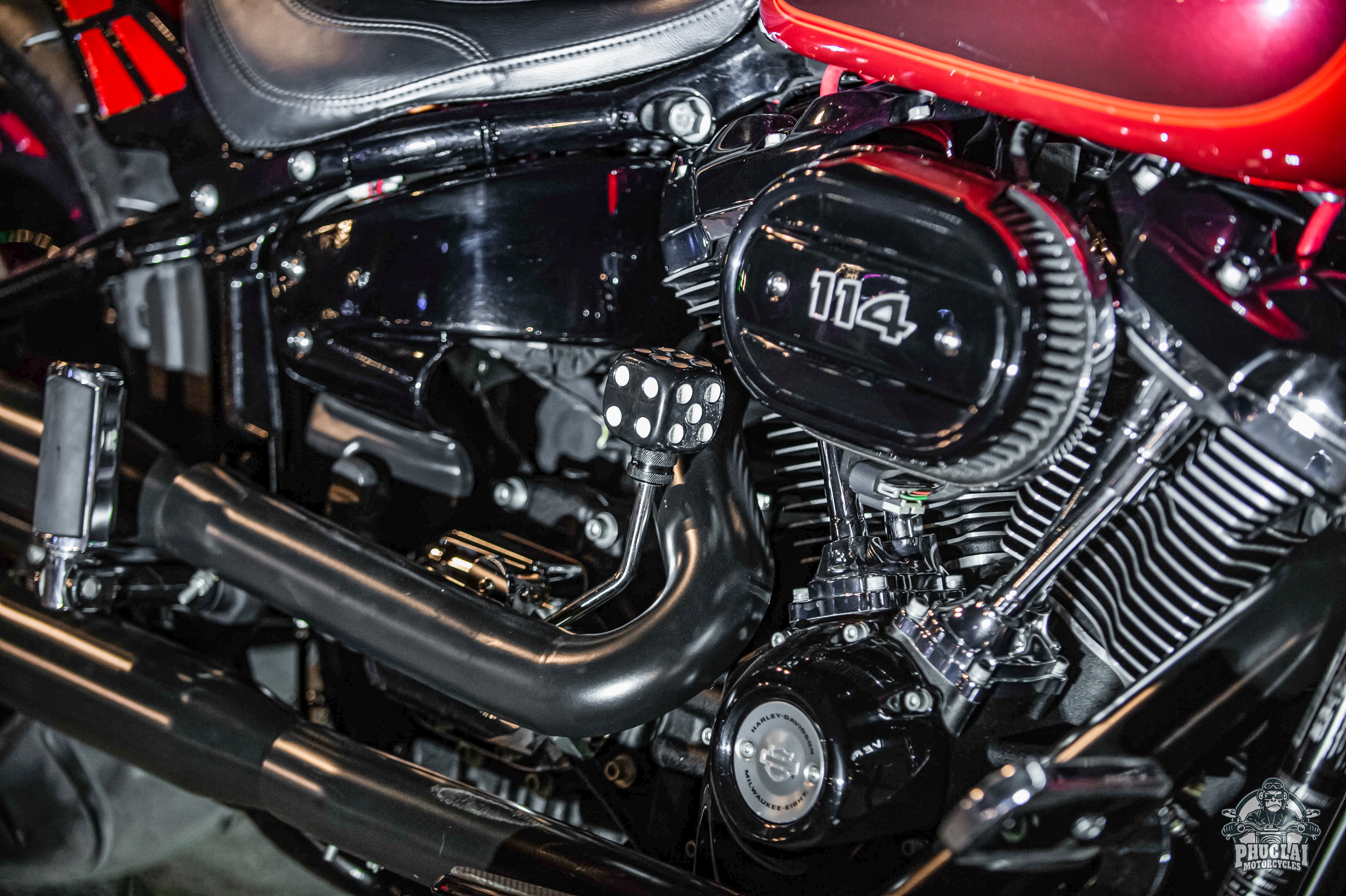 Harley-Davidson Fat Boy với bản độ tay lái cao lạ mắt tại Hà Nội ảnh 6 Harley-Davidson Fat Boy voi ban do tay lai cao la mat tai Ha Noi anh 6