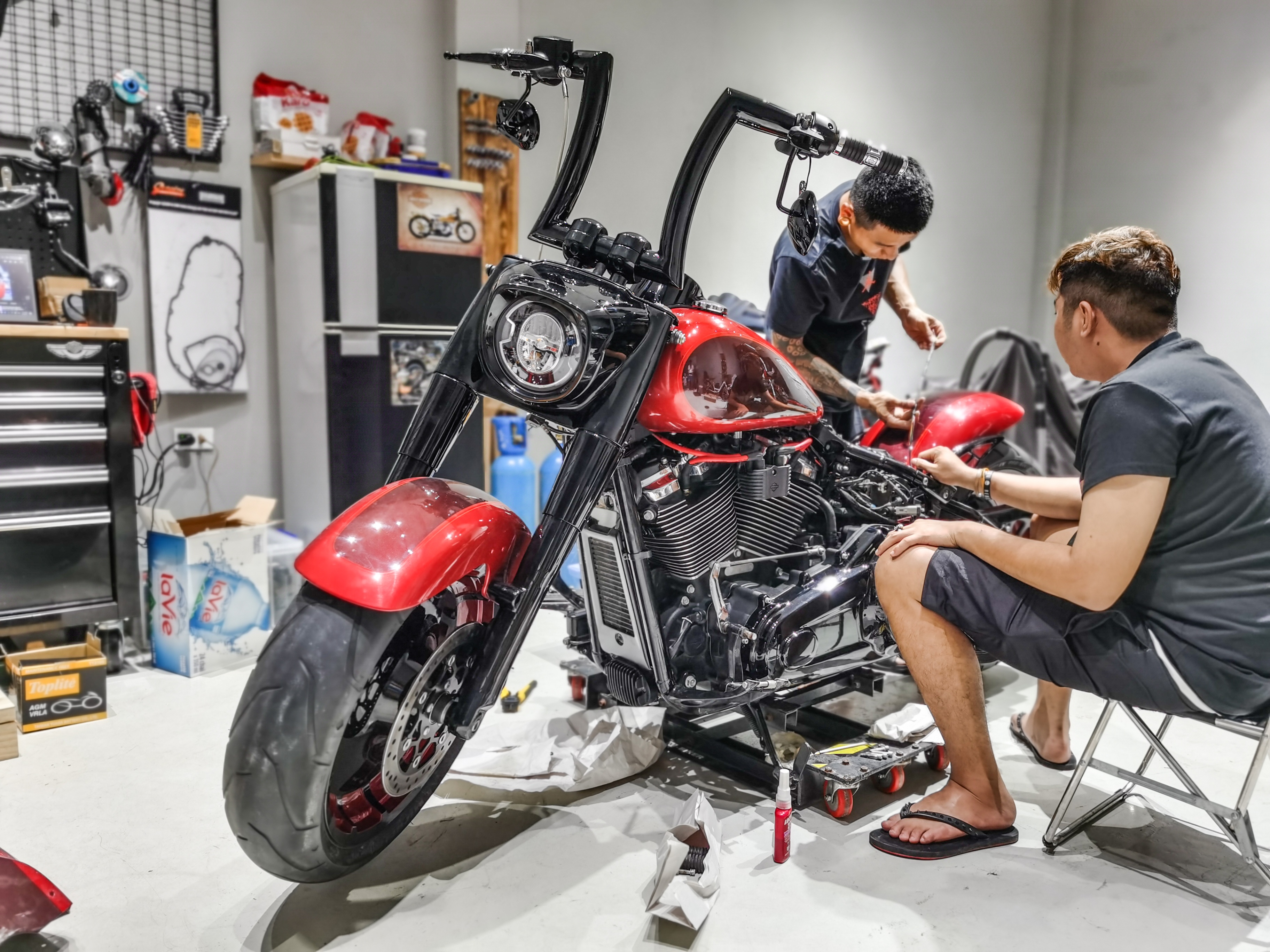 Harley-Davidson Fat Boy với bản độ tay lái cao lạ mắt tại Hà Nội ảnh 2 Harley-Davidson Fat Boy voi ban do tay lai cao la mat tai Ha Noi anh 2