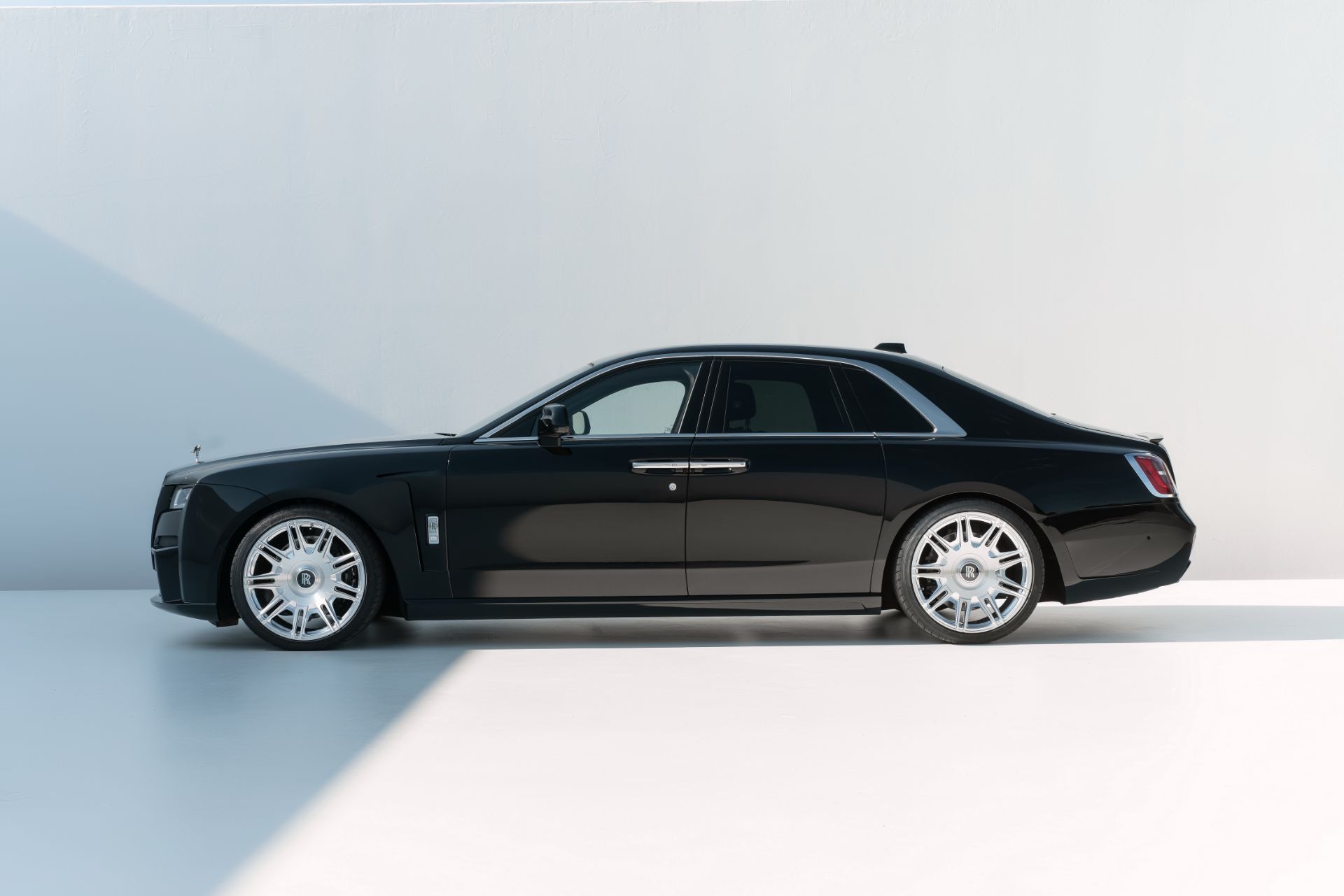 Rolls-Royce Ghost với gói độ mạnh hơn 670 mã lực ảnh 6 Rolls-Royce Ghost voi goi do manh hon 670 ma luc anh 6