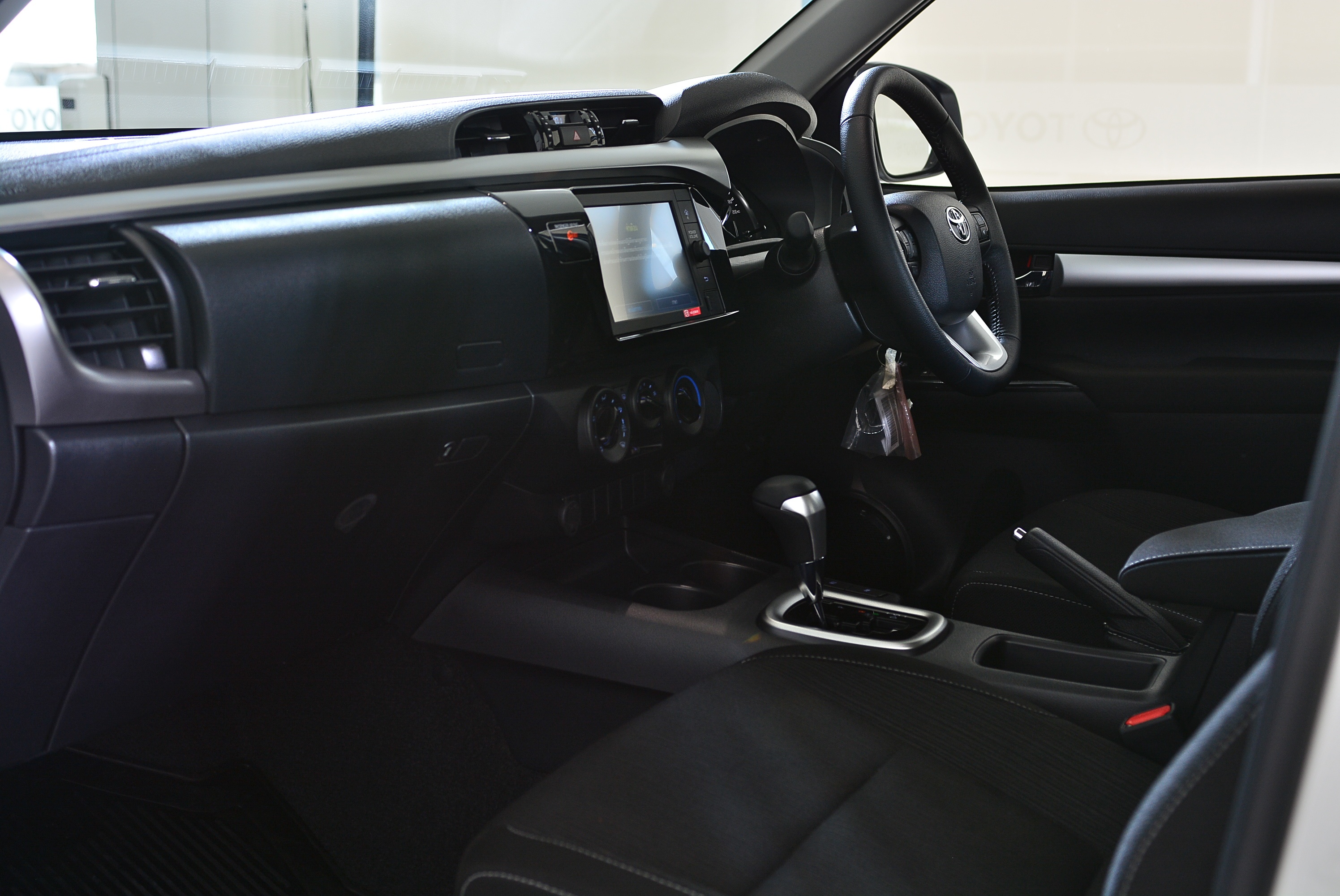 Toyota Hilux co them goi do chinh hang anh 7