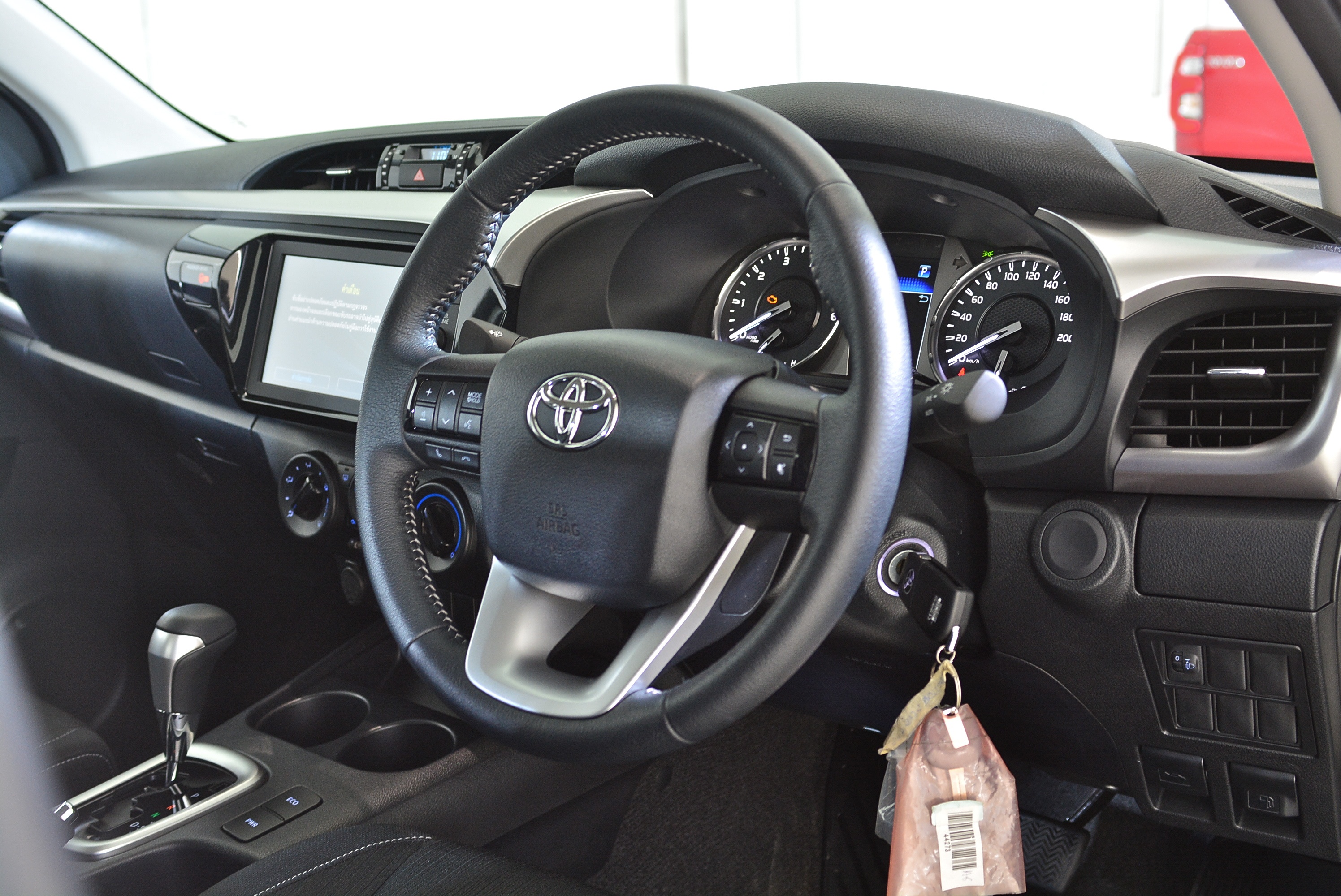 Toyota Hilux co them goi do chinh hang anh 8