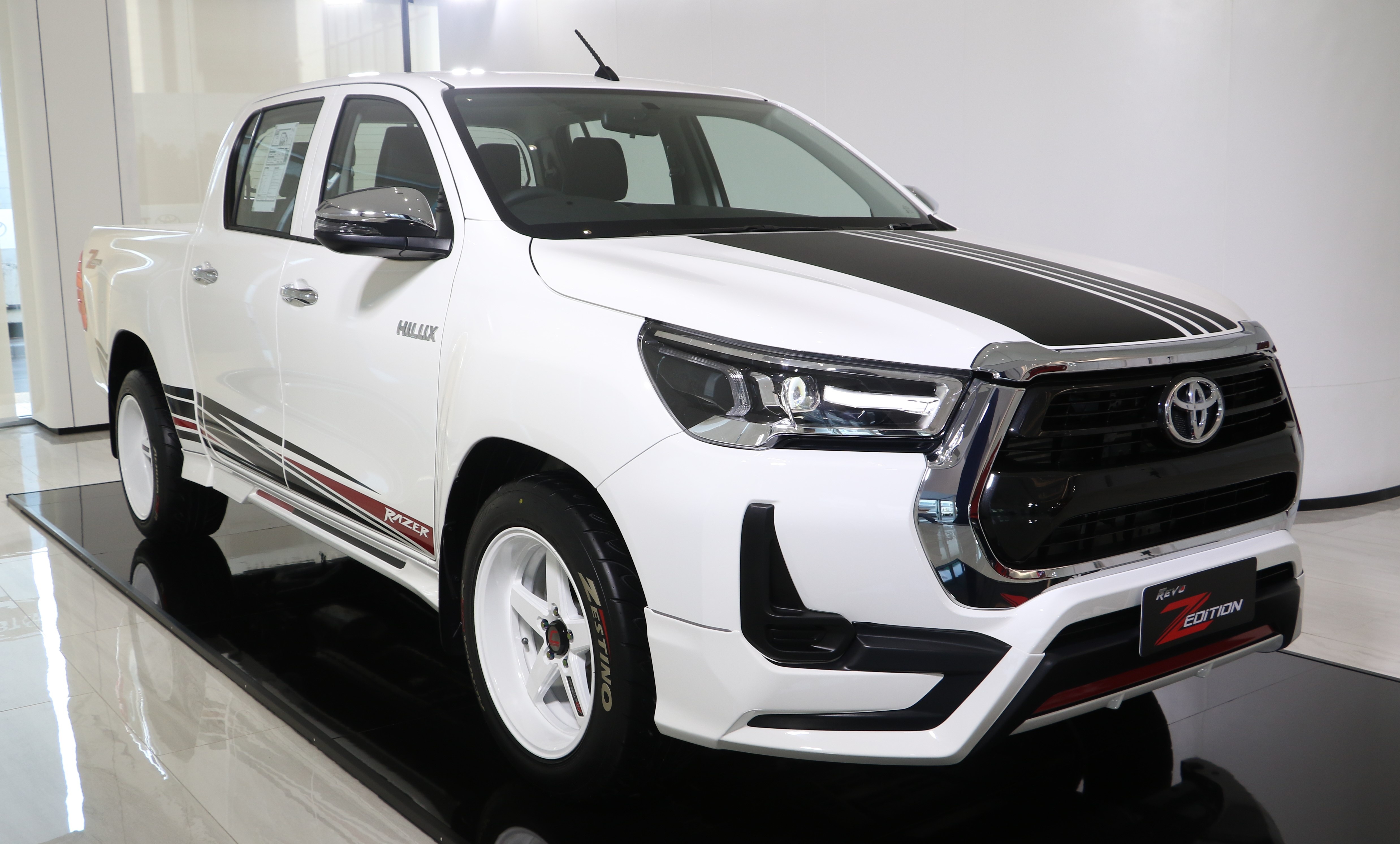 Toyota Hilux co them goi do chinh hang anh 1