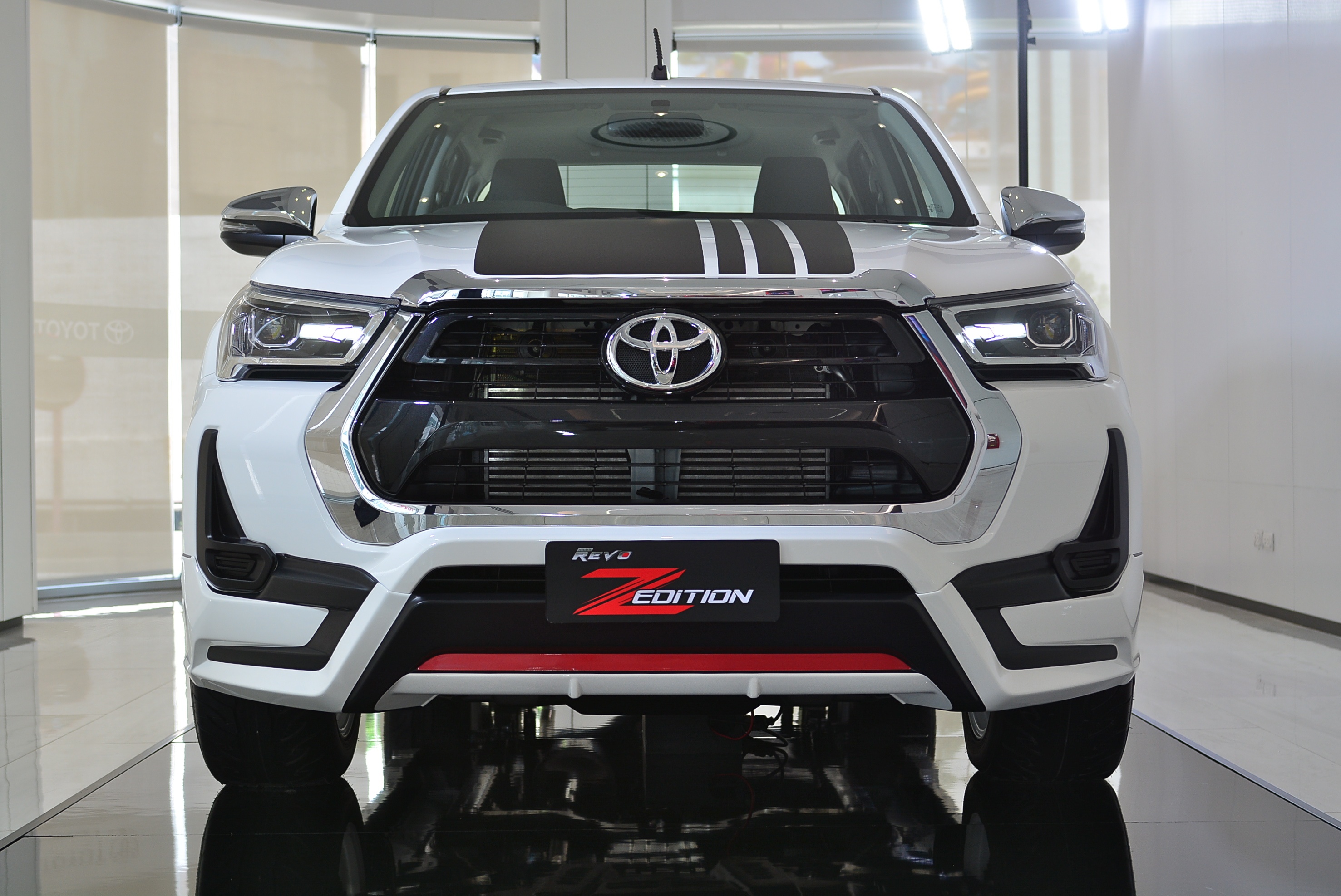 Toyota Hilux có thêm gói độ chính hãng ảnh 5 Toyota Hilux co them goi do chinh hang anh 5